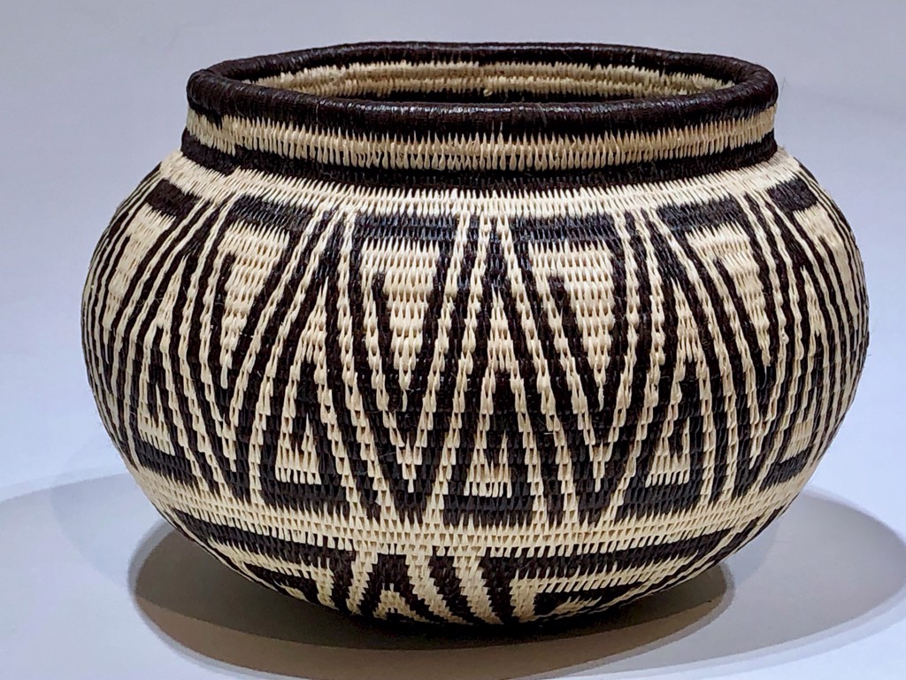 Black and white basket (ib25) by Wounaan & Embera Panama Rainforest Baskets Wounaan