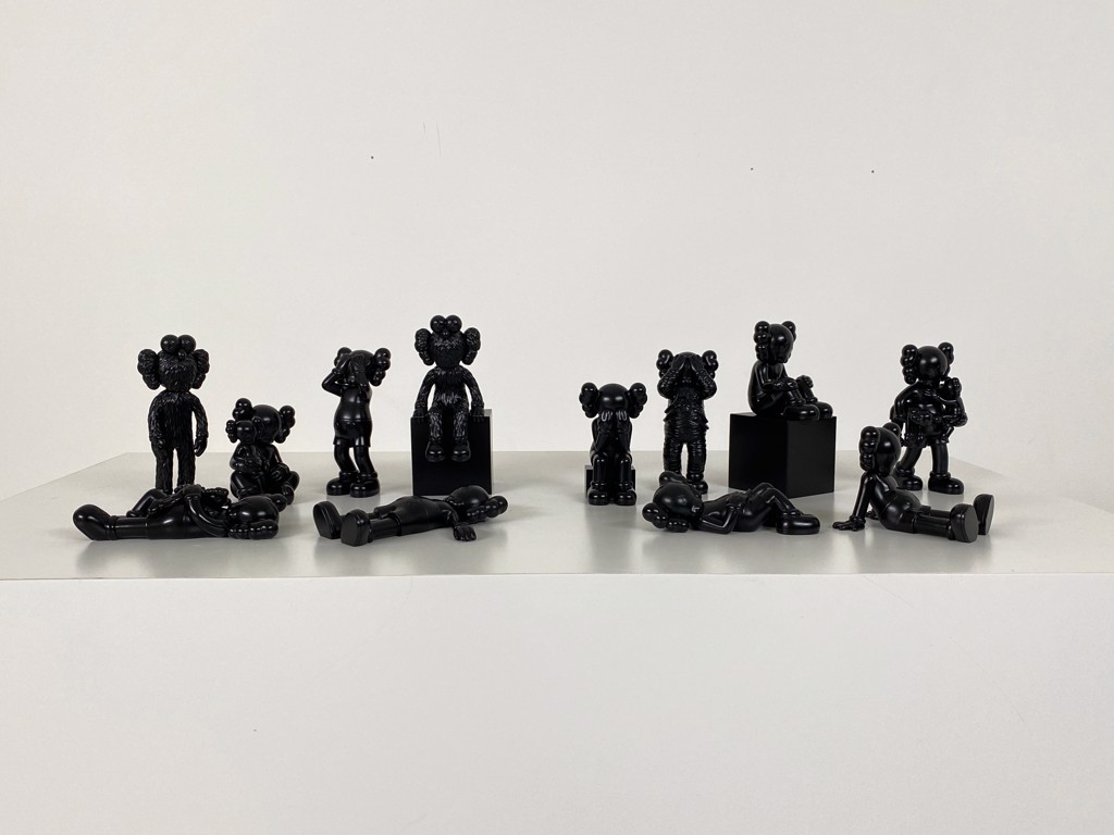 kaws フィギュア セット Full Bronze Set of 12 Figures by Kaws | Manabia Fine Arts