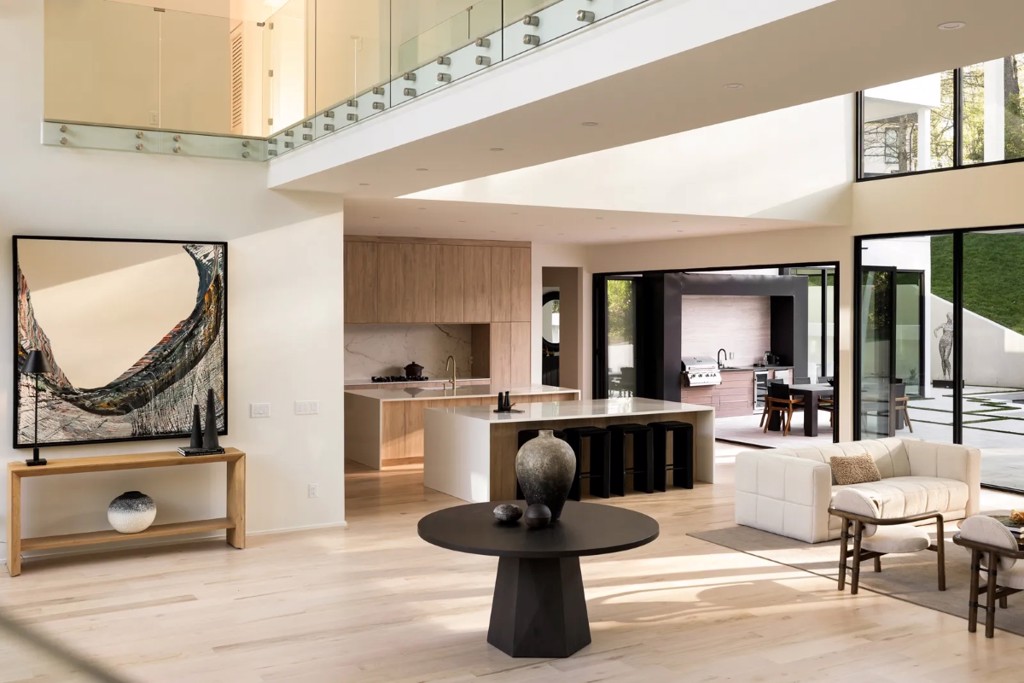 How Art R us Helps Collectors Build Meaningful Collections