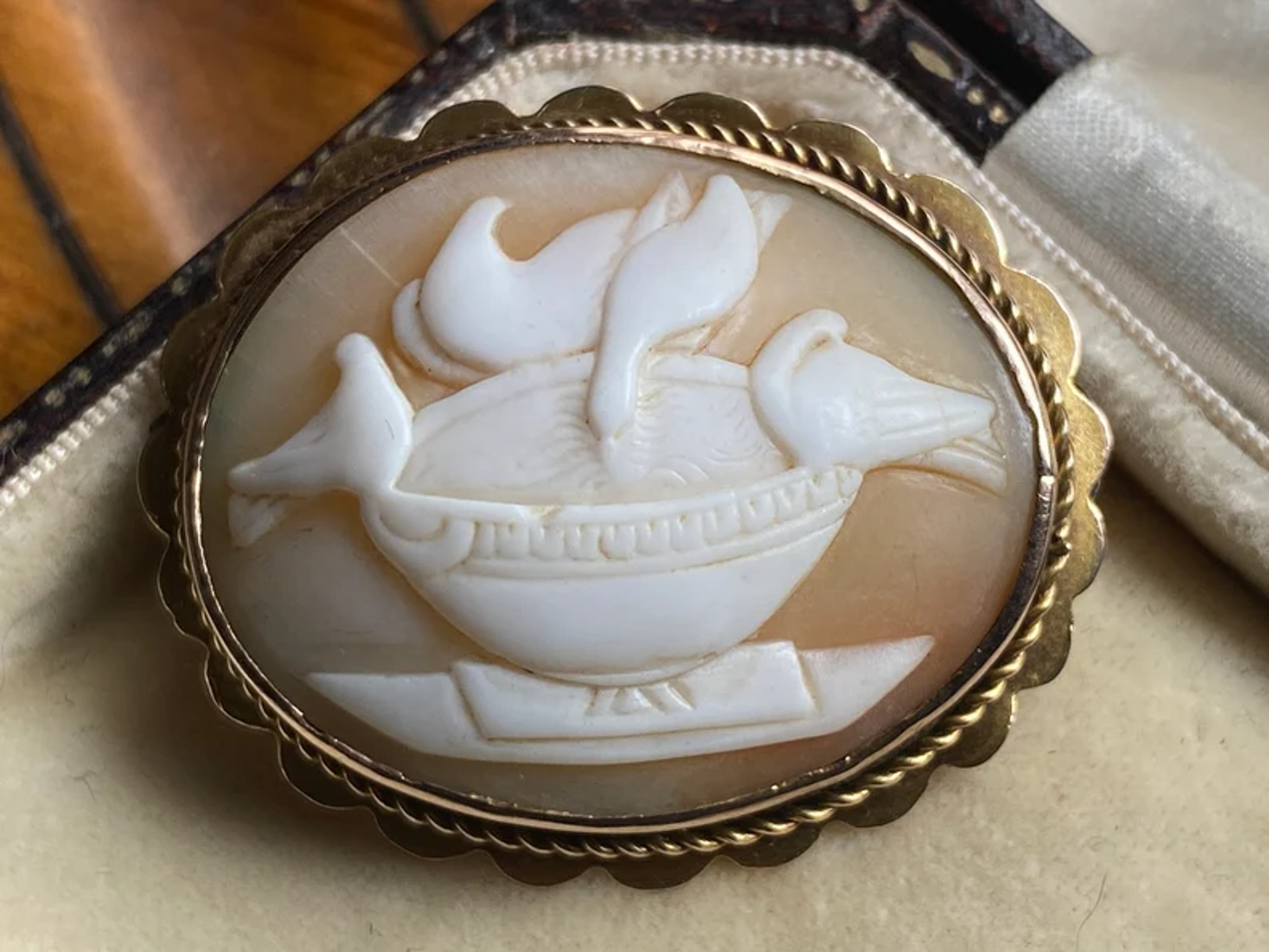 Victorian grand tour Doves of Pliny Italian carved shell cameo brooch/pin, 9ct gold by Cameo
