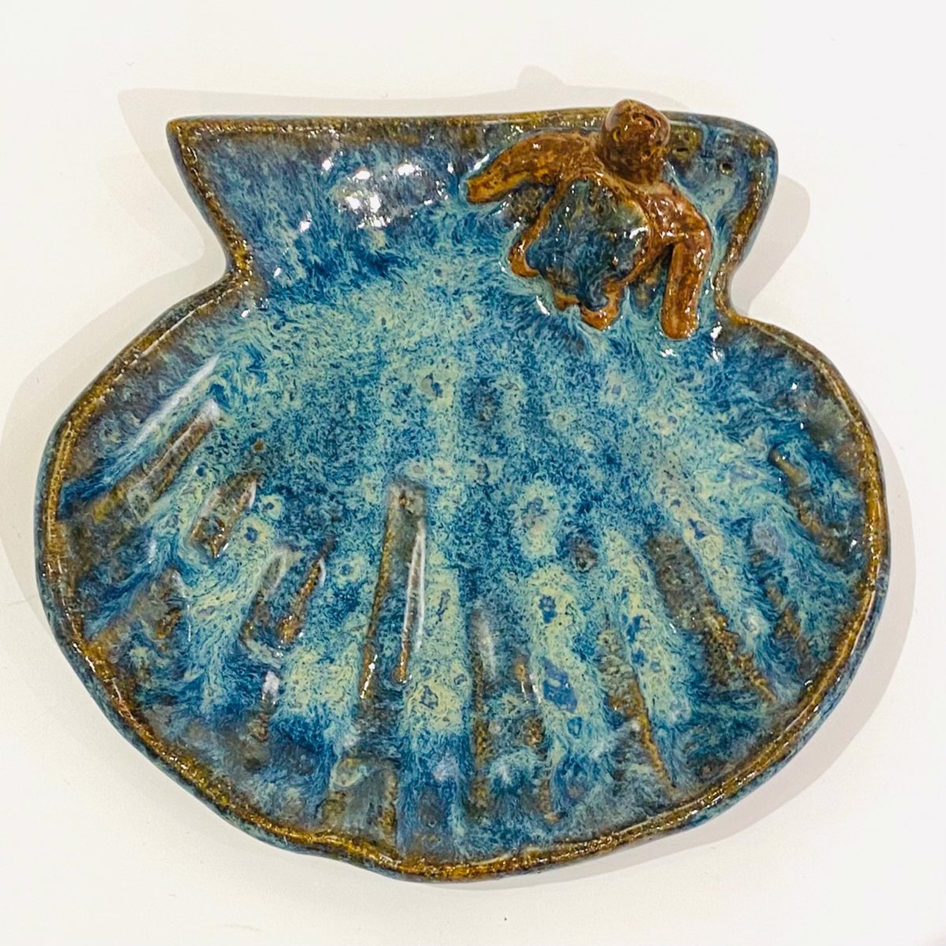 LG22-928 Scallop Shell Dish with Turtle (Blue Glaze) by Jim & Steffi Logan