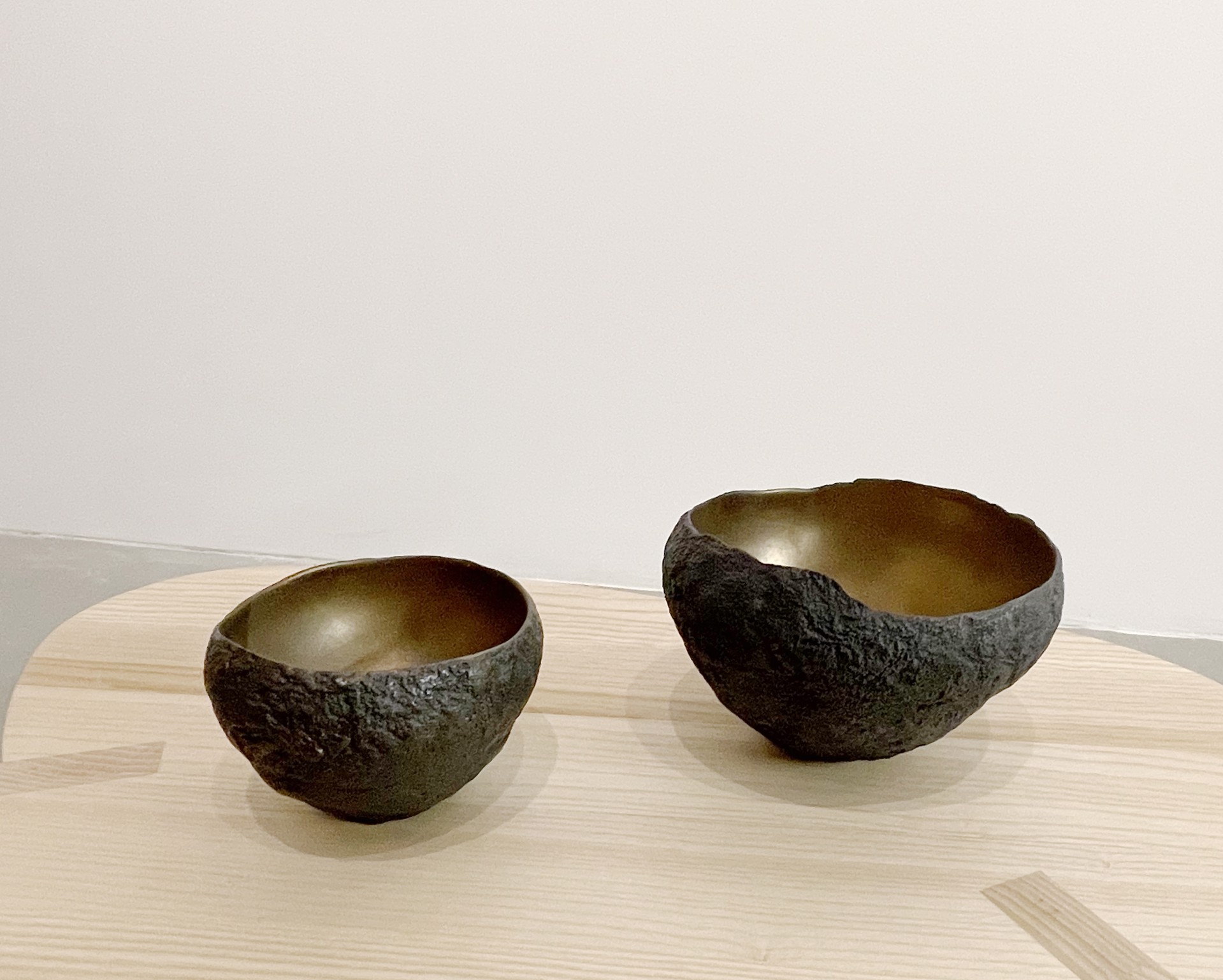 2 ceramic bowls with bronze glaze by Cristina Salusti