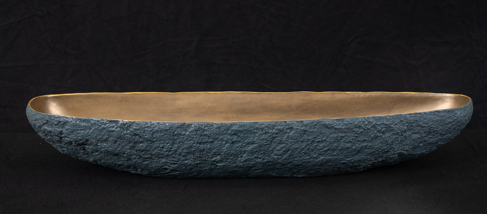 Long centerpiece with bronze by Cristina Salusti