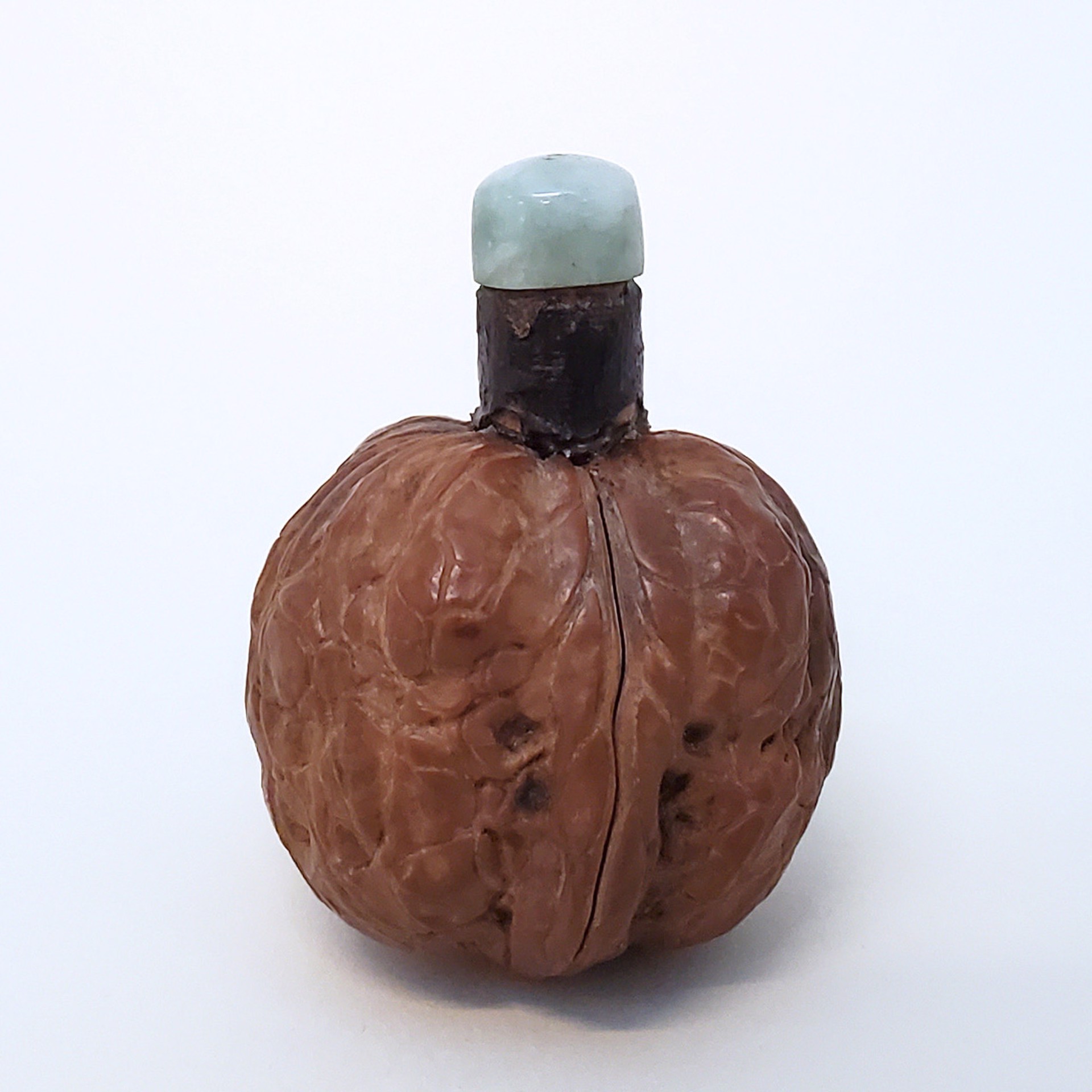 WALNUT SNUFF BOTTLE WITH LACQUERED NECK