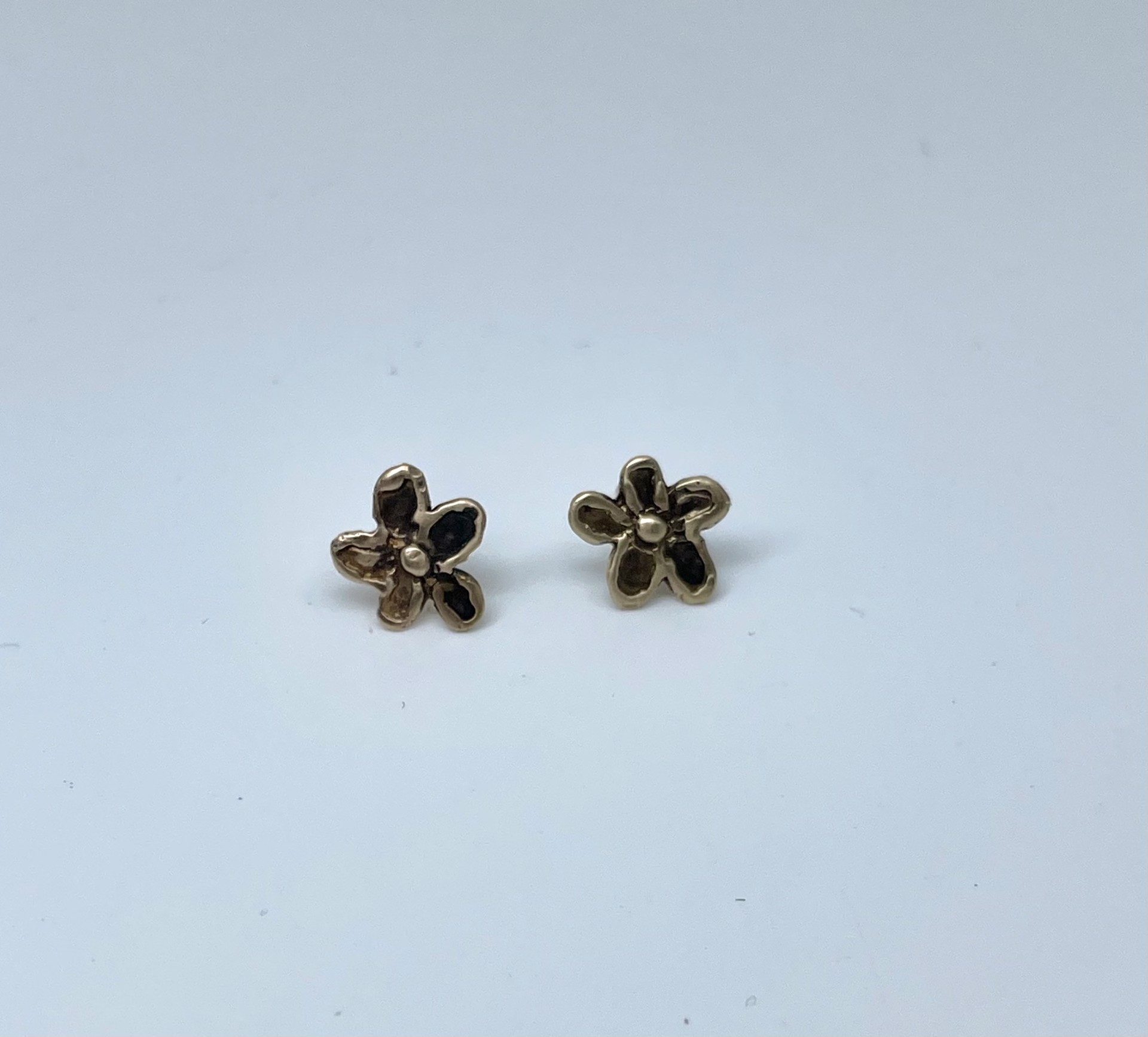 2394 Gold Flower Earrings by Beth Benowich
