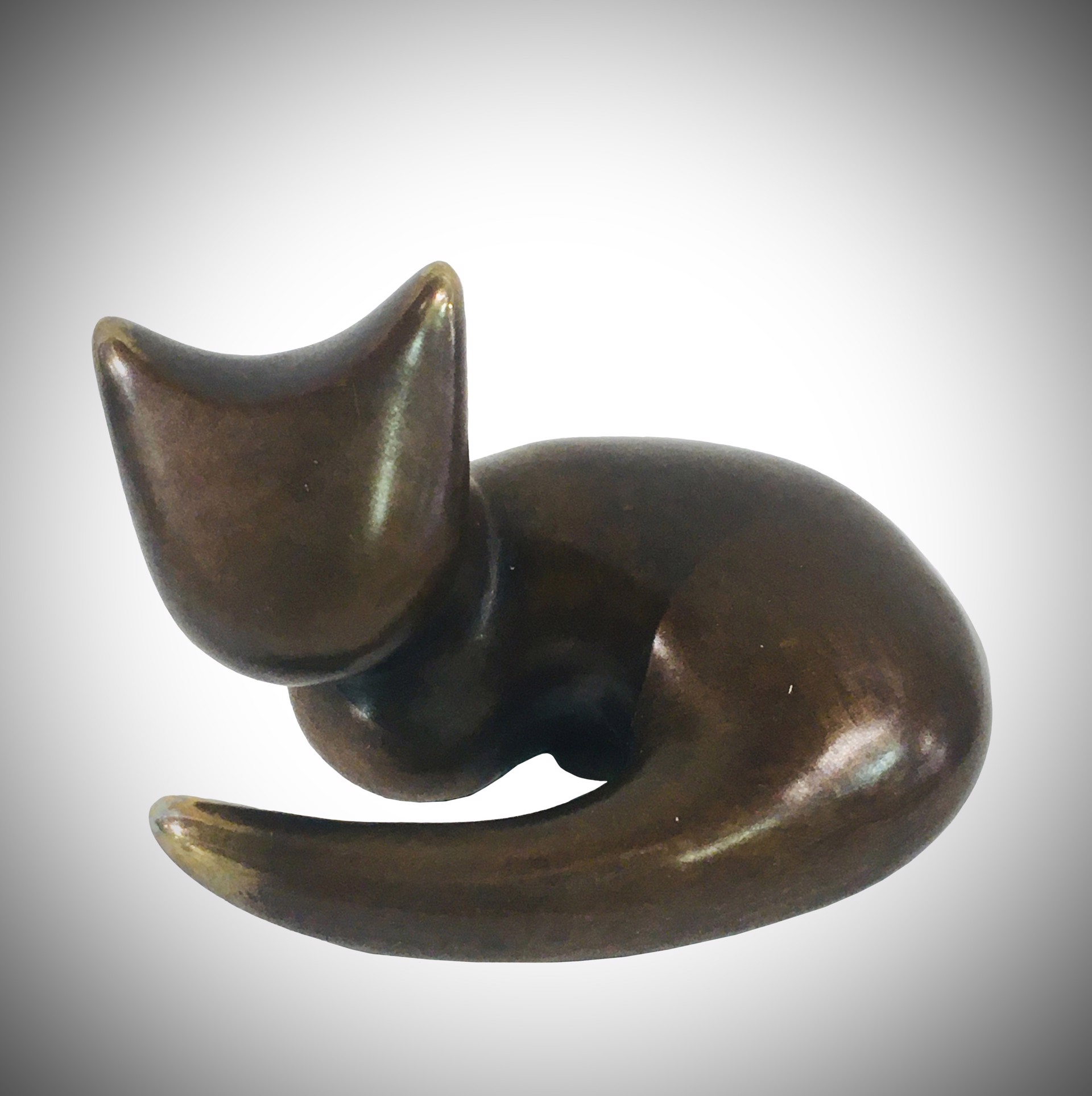 Medium Bronze curled up cat by YENNY COCQ