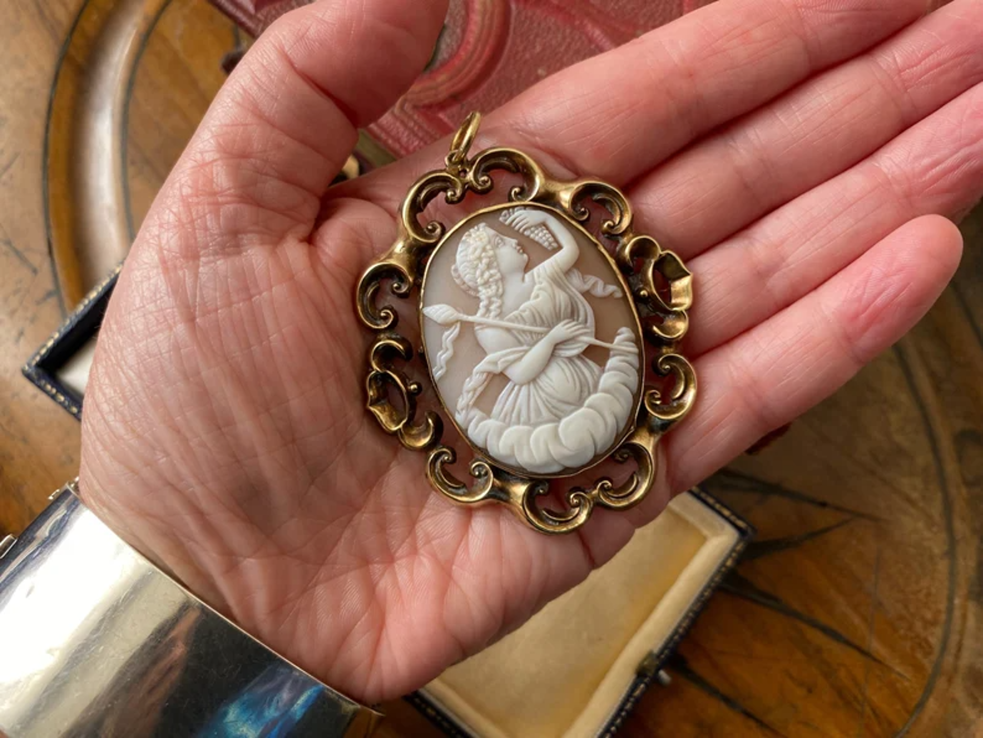 Antique Victorian /Edwardian Italian carved shell cameo roman Goddess Bacchante brooch/pin/pendant, signed by Cameo