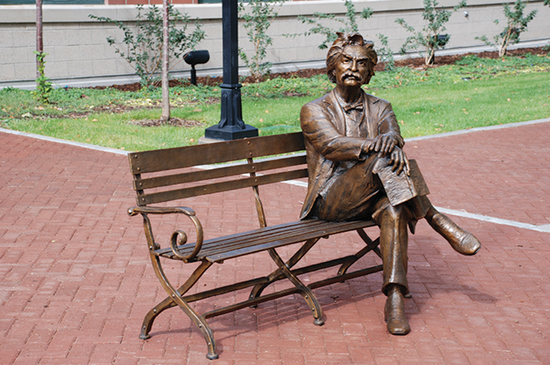Mark Twain III by Gary Lee Price (sculptor)