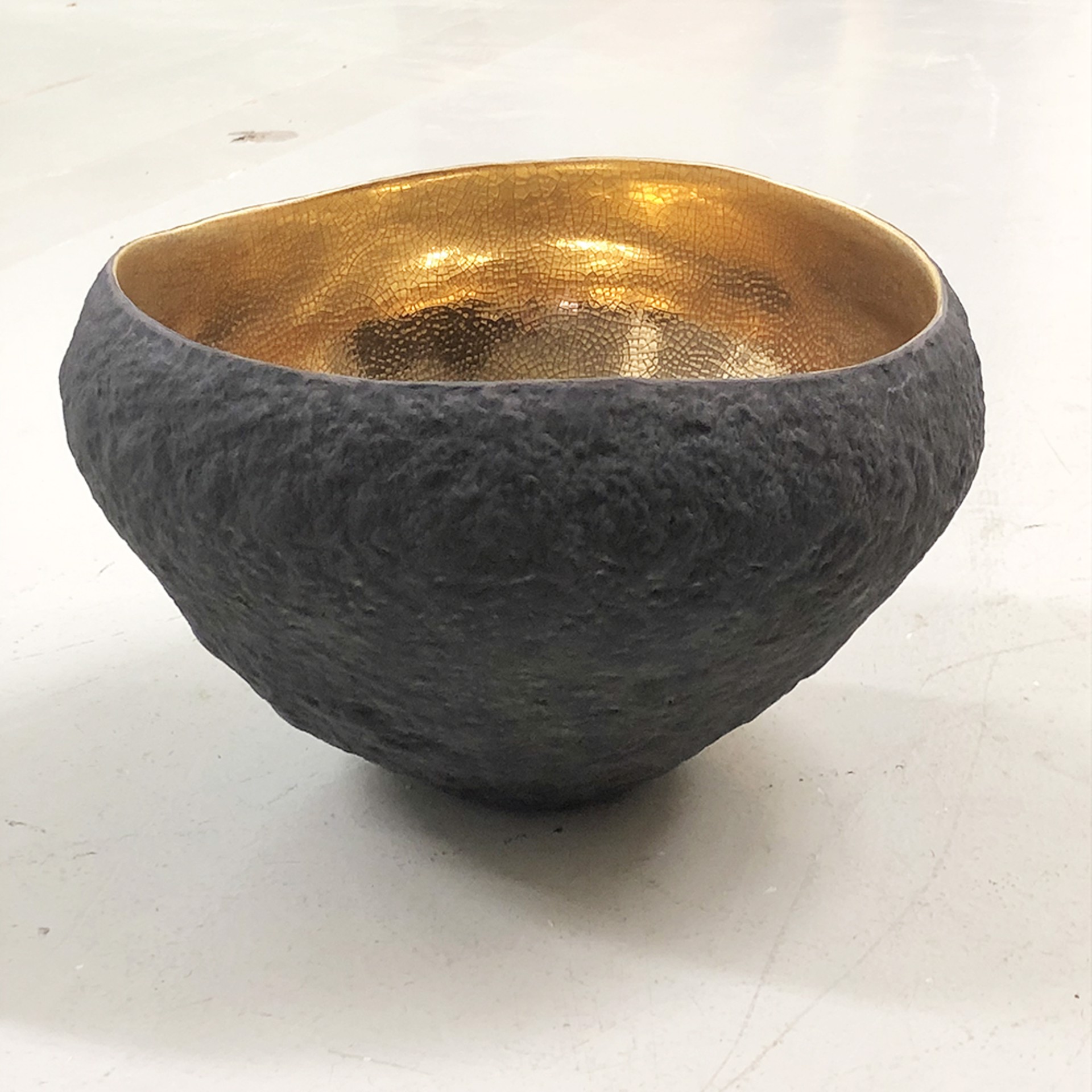 Ceramic bowl with gold by Cristina Salusti