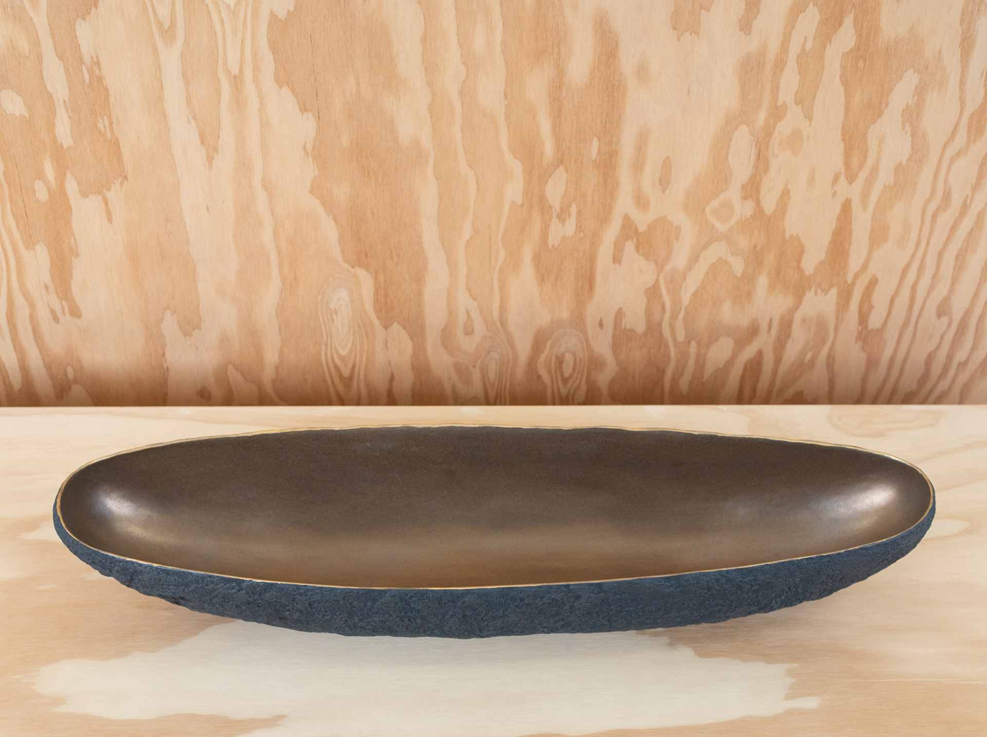 Long centerpiece with bronze by Cristina Salusti