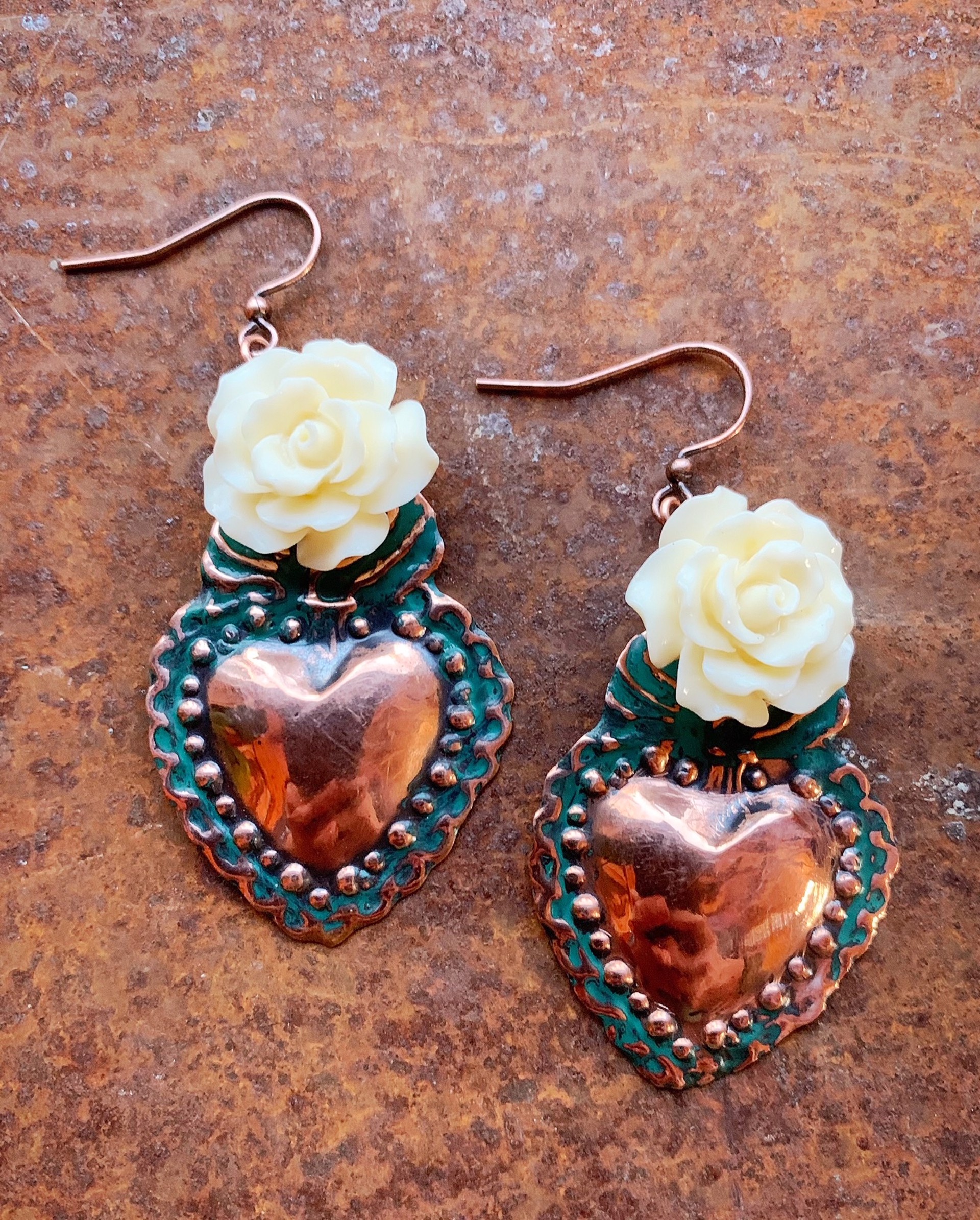 K793 Sacred Hearts with White Roses by Kelly Ormsby