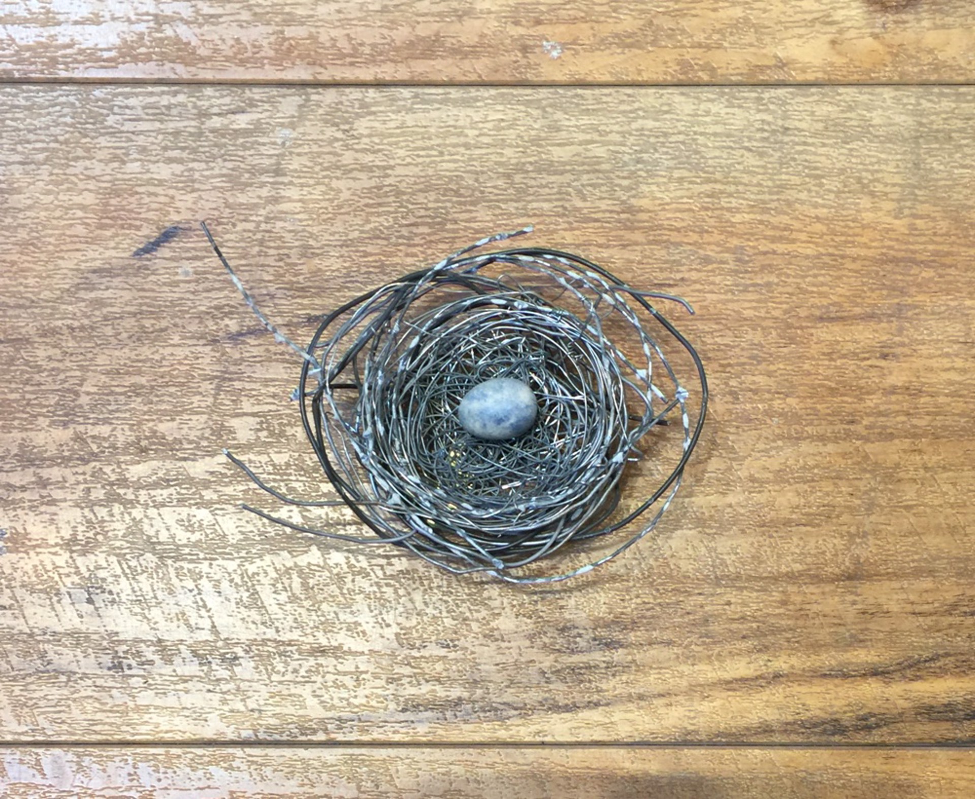 Hand Woven Wire Nest With 1 Grey Ceramic Eggs - 1304 by Phil Lichtenhan