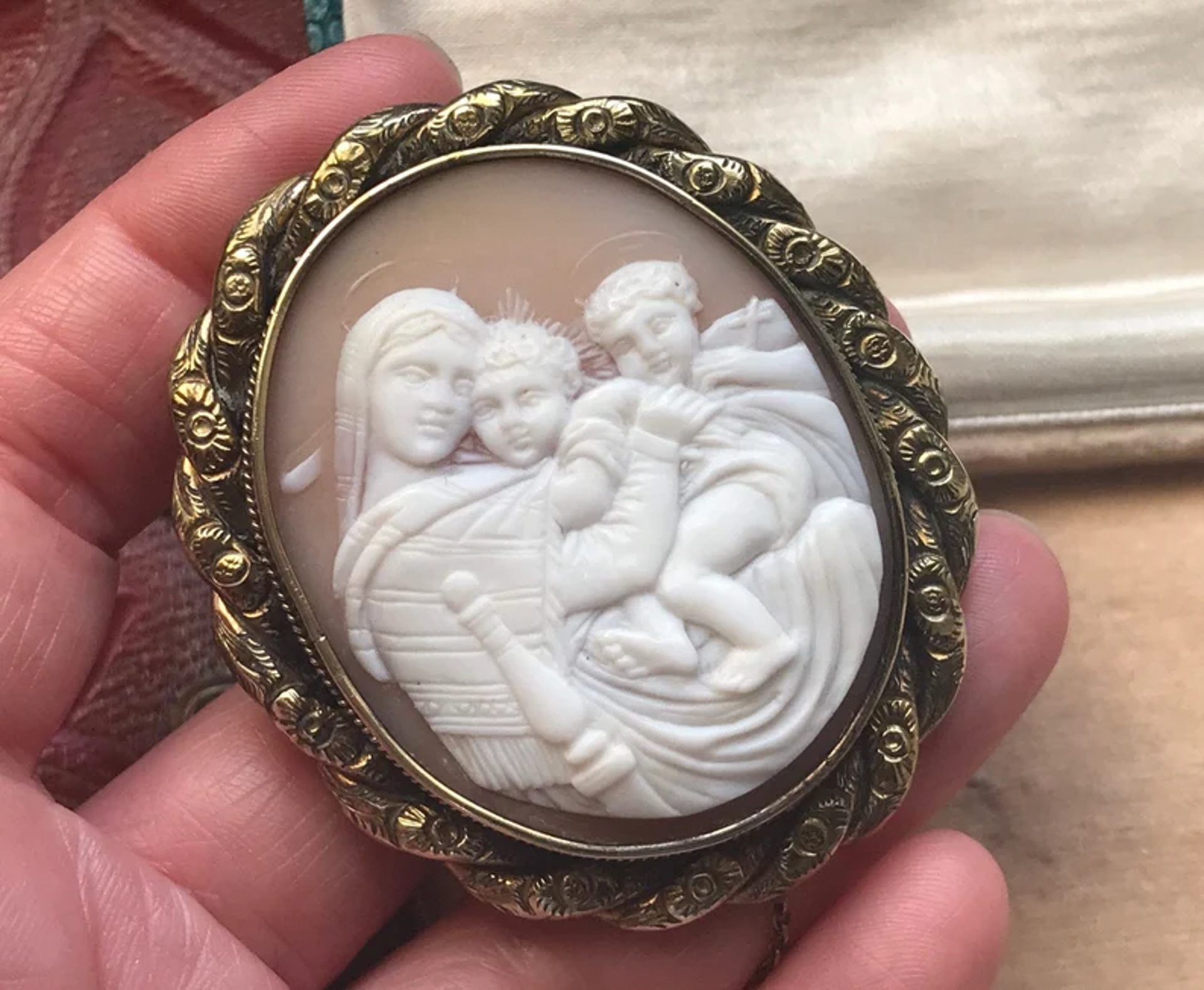 Victorian/Edwardian Italian religious Madonna with child, carved shell cameo brooch/pin by Cameo