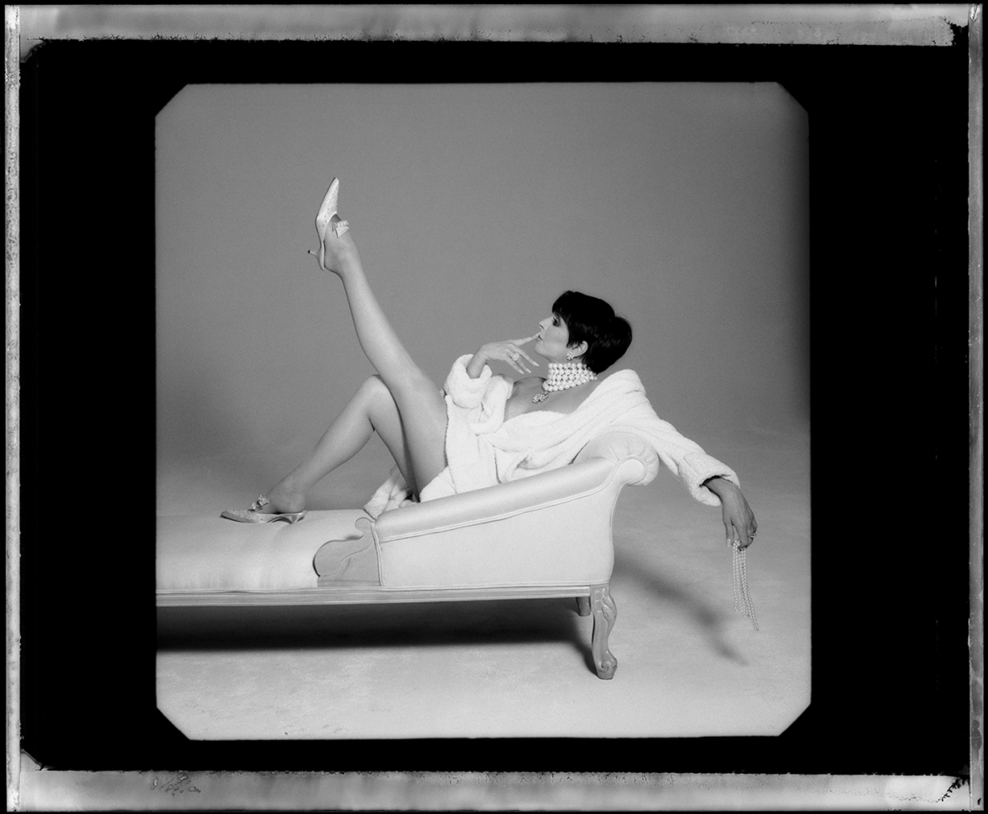 96076 Liza Minnelli Leg 665 BW by Timothy White
