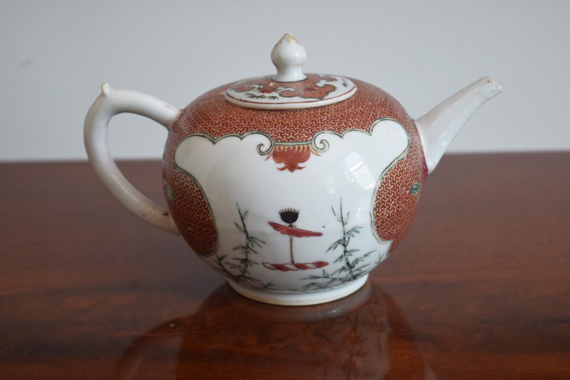 TEAPOT WITH CREST OF MERRY