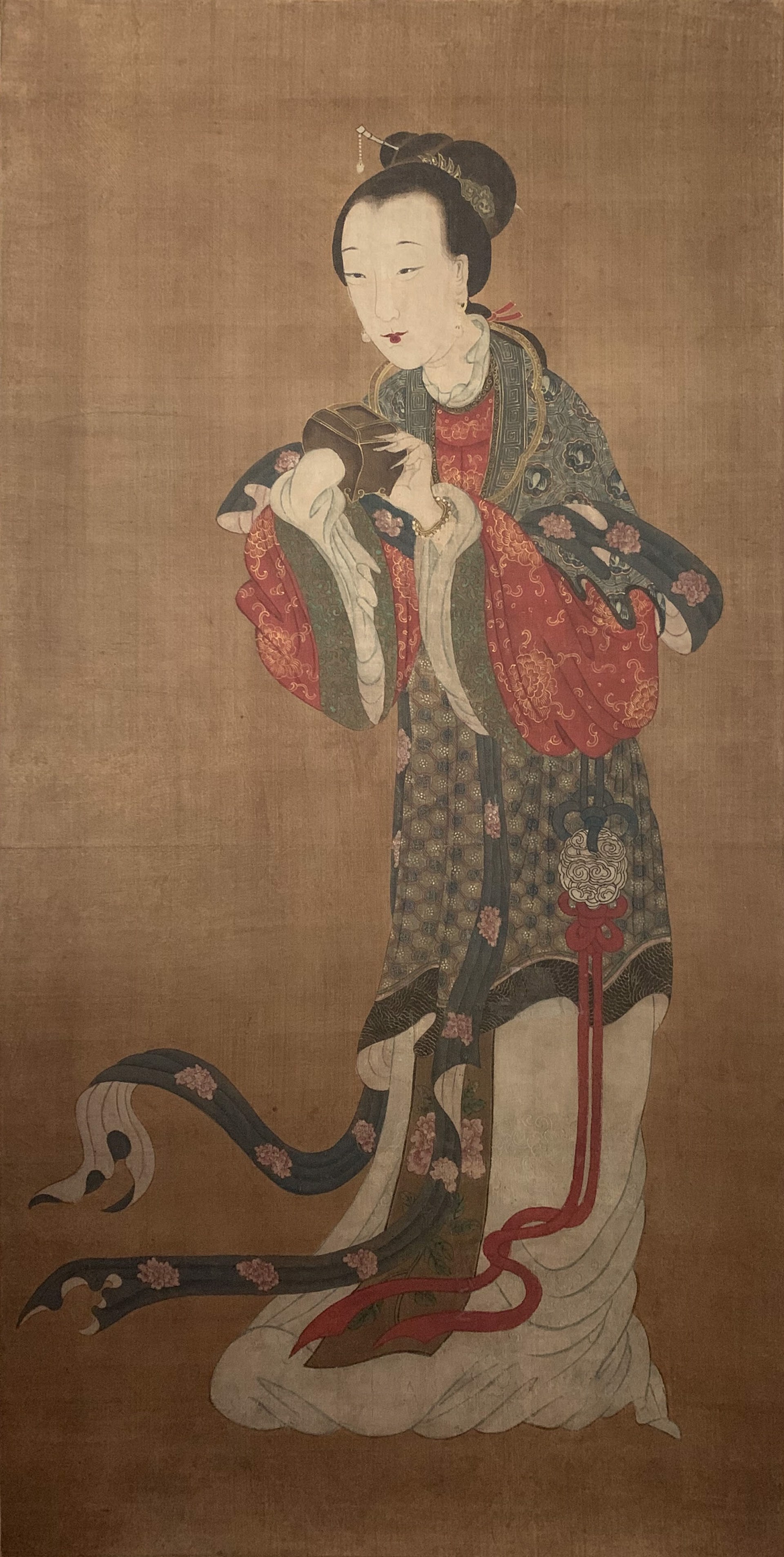 POLYCHROME PAINTING ON SILK OF A COURT LADY