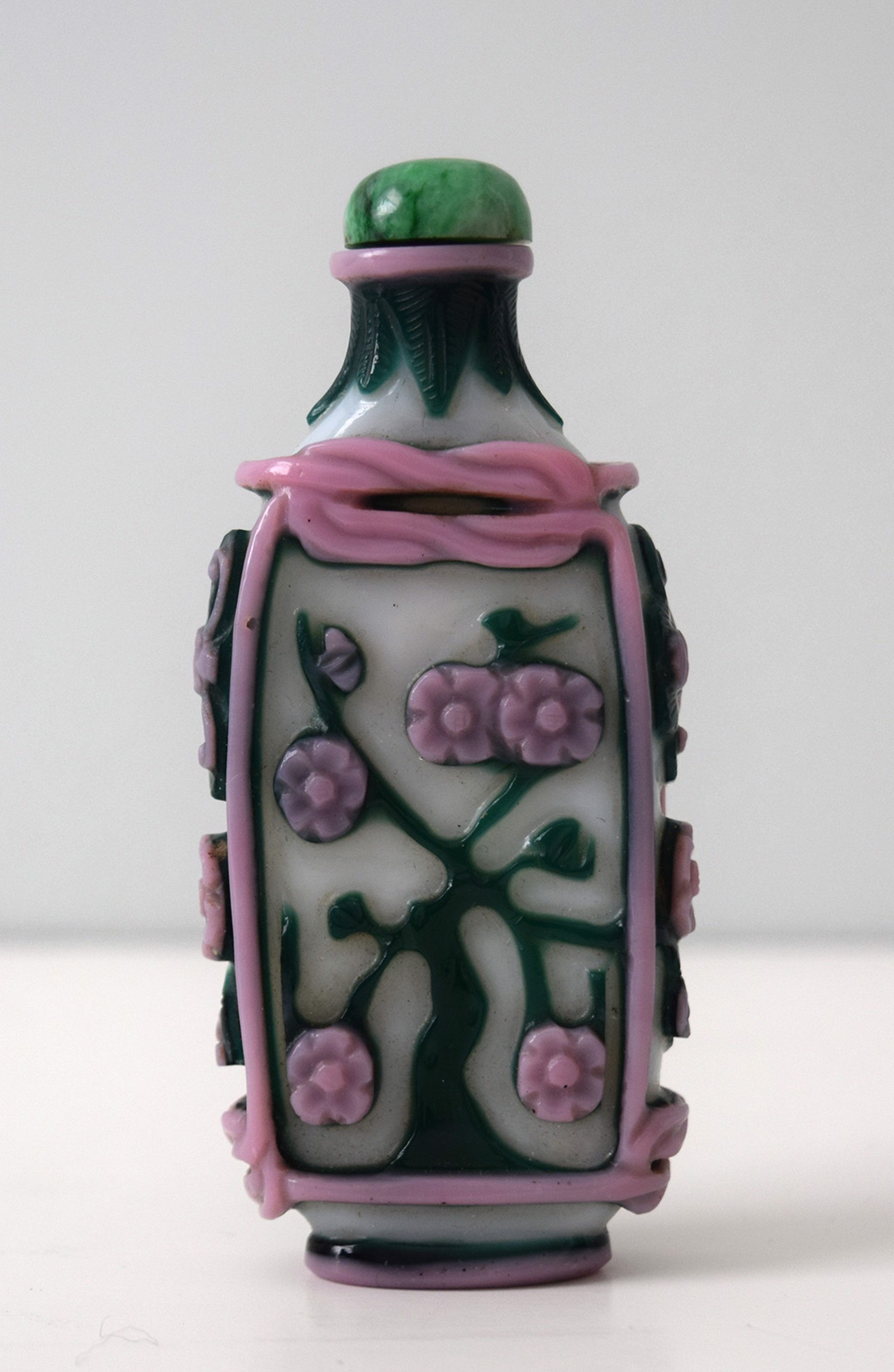PINK AND GREEN OVERLAY ON A WHITE GROUND GLASS SNUFF BOTTLE