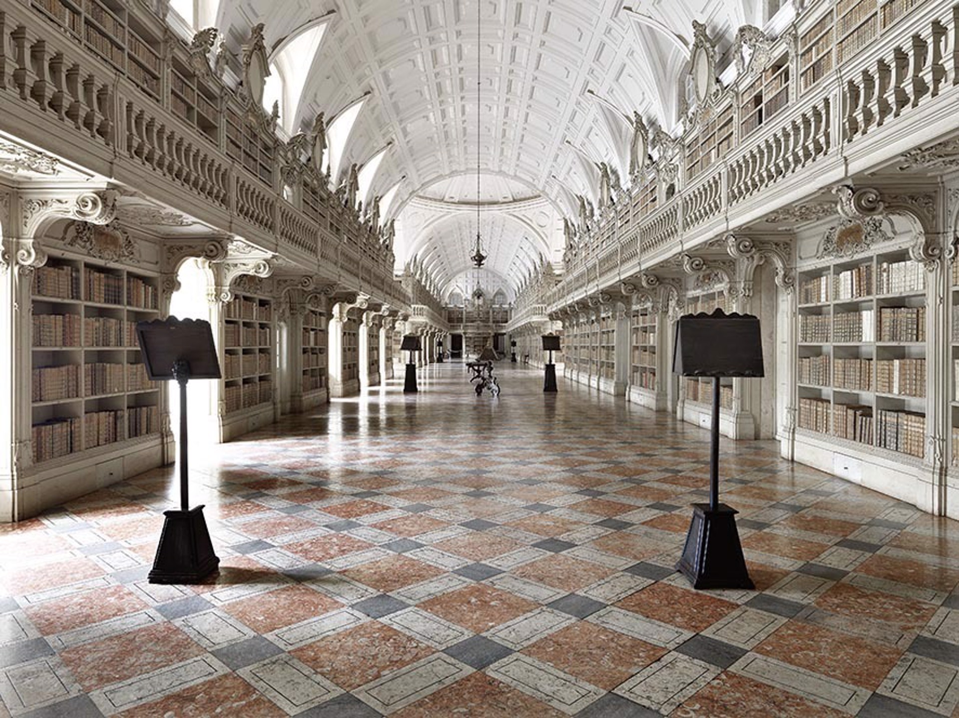 Biblioteca di Mafra III, Portogallo by Massimo Listri