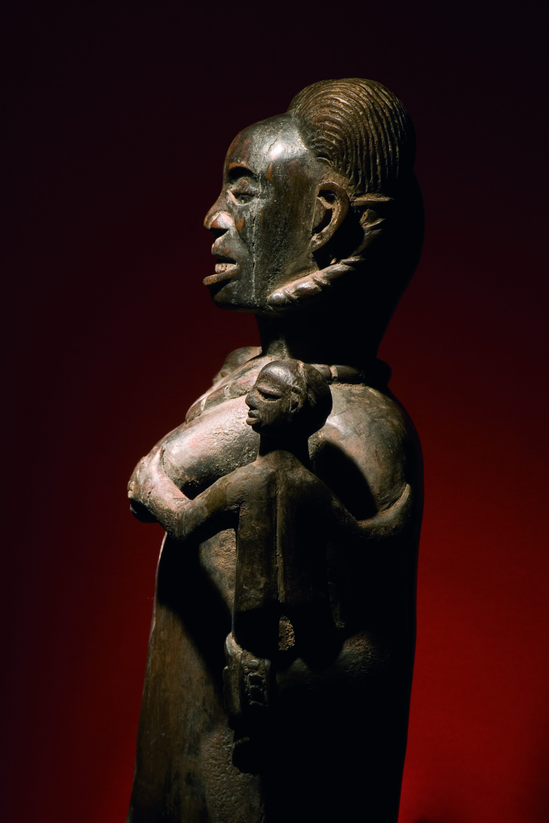 Series "Estatuilla Chamba" Maternindad en Exilio by Andrés Barragán