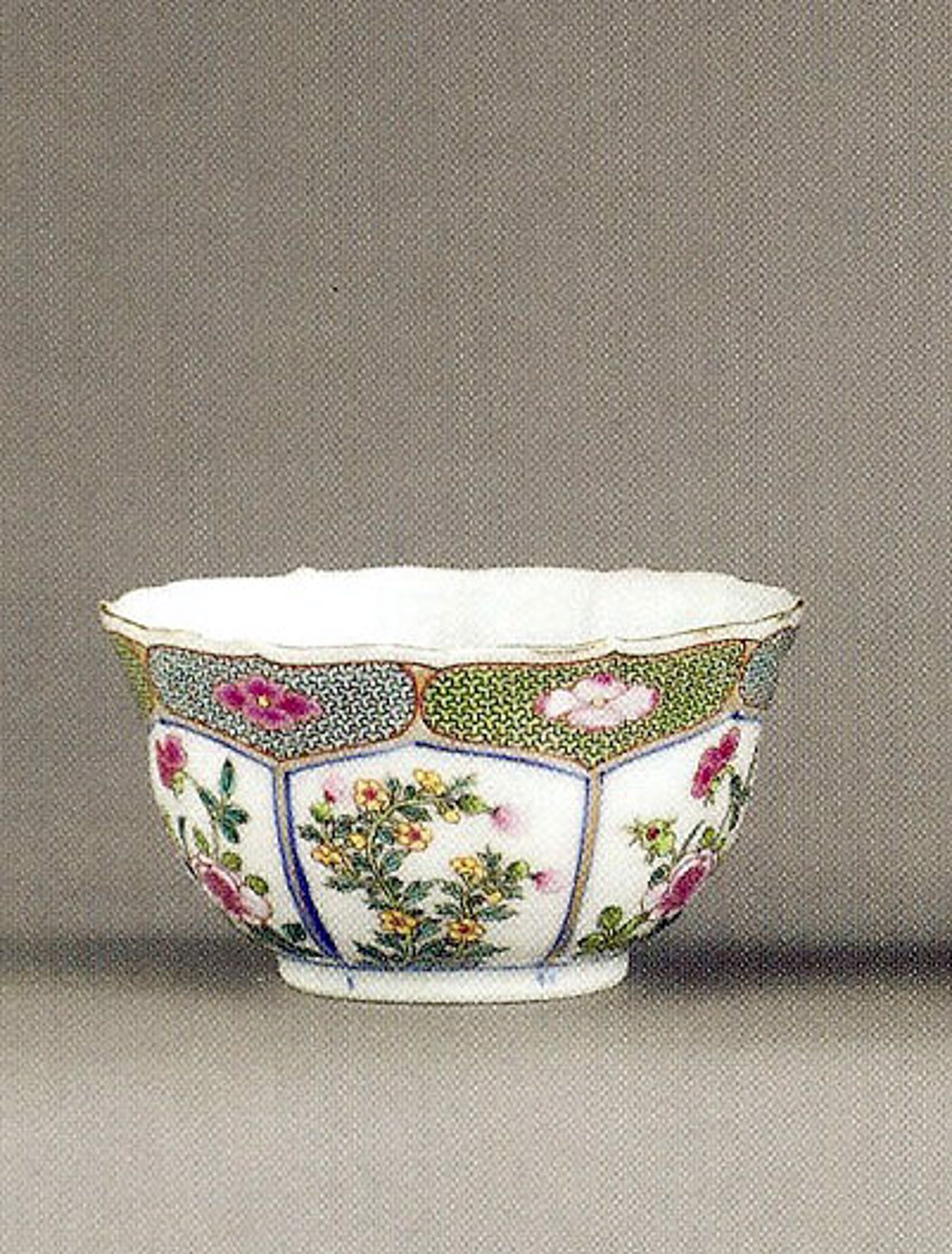 CHINESE EXPORT TEABOWL WITH FLOWERS AND BLUE DIAPER BORDER