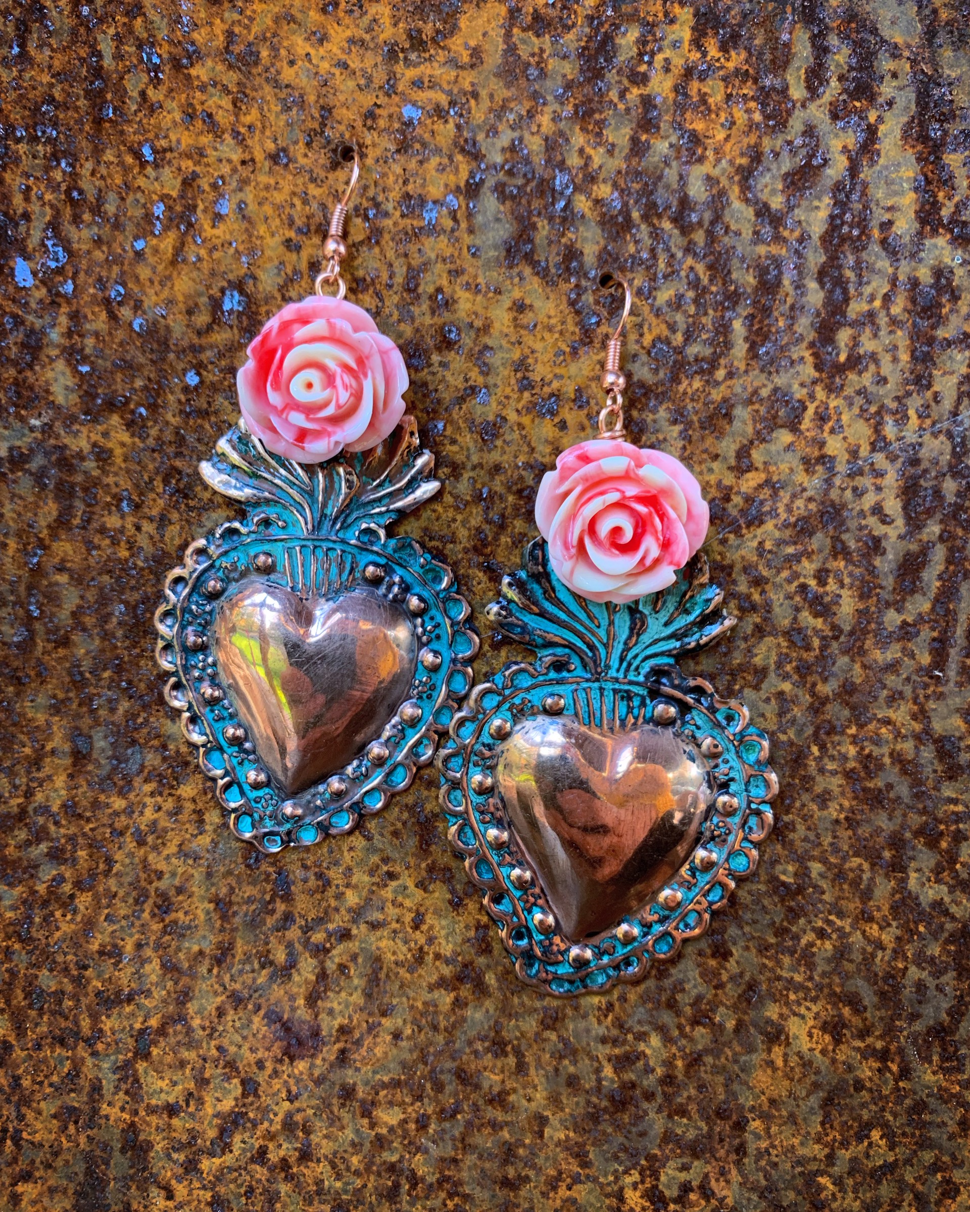 K508 Sacred Hearts with White and Pink Roses by Kelly Ormsby