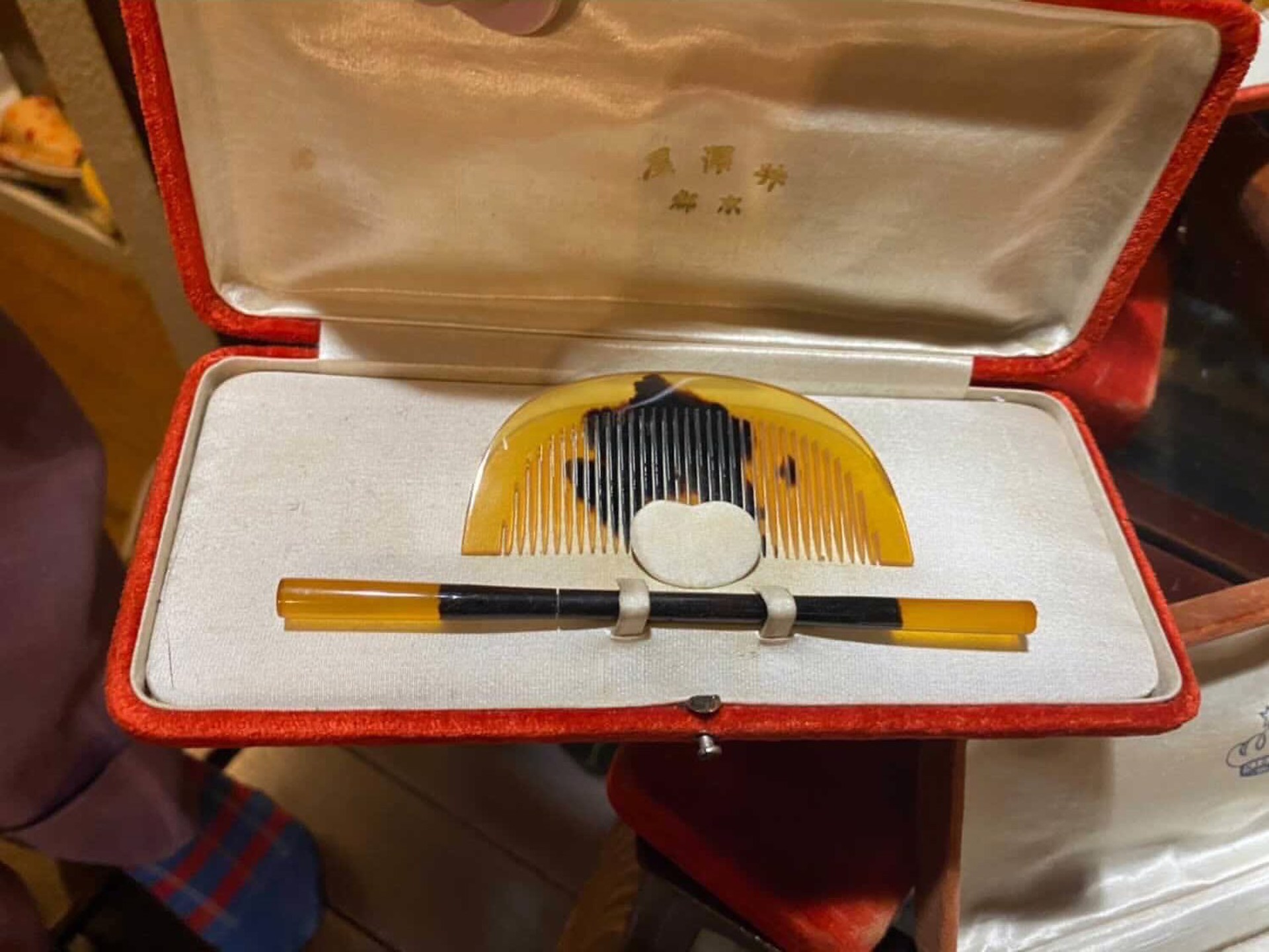 Vintage set of Comb and hairstick (the hairstick is called "kogai" in Japanese) by Kimono Accessories