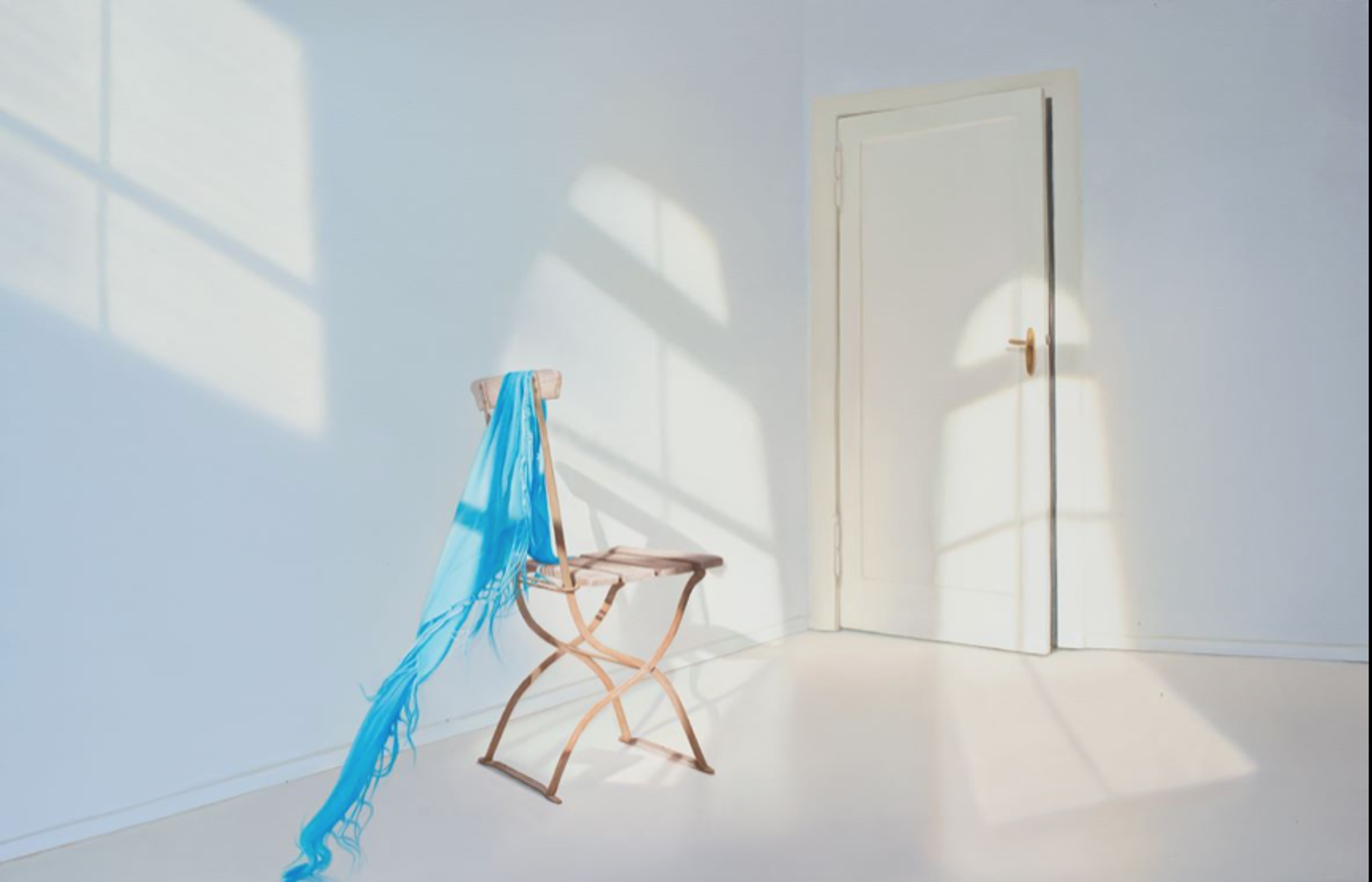 Zimmer mit blauem Tuch by Edite Grinberga