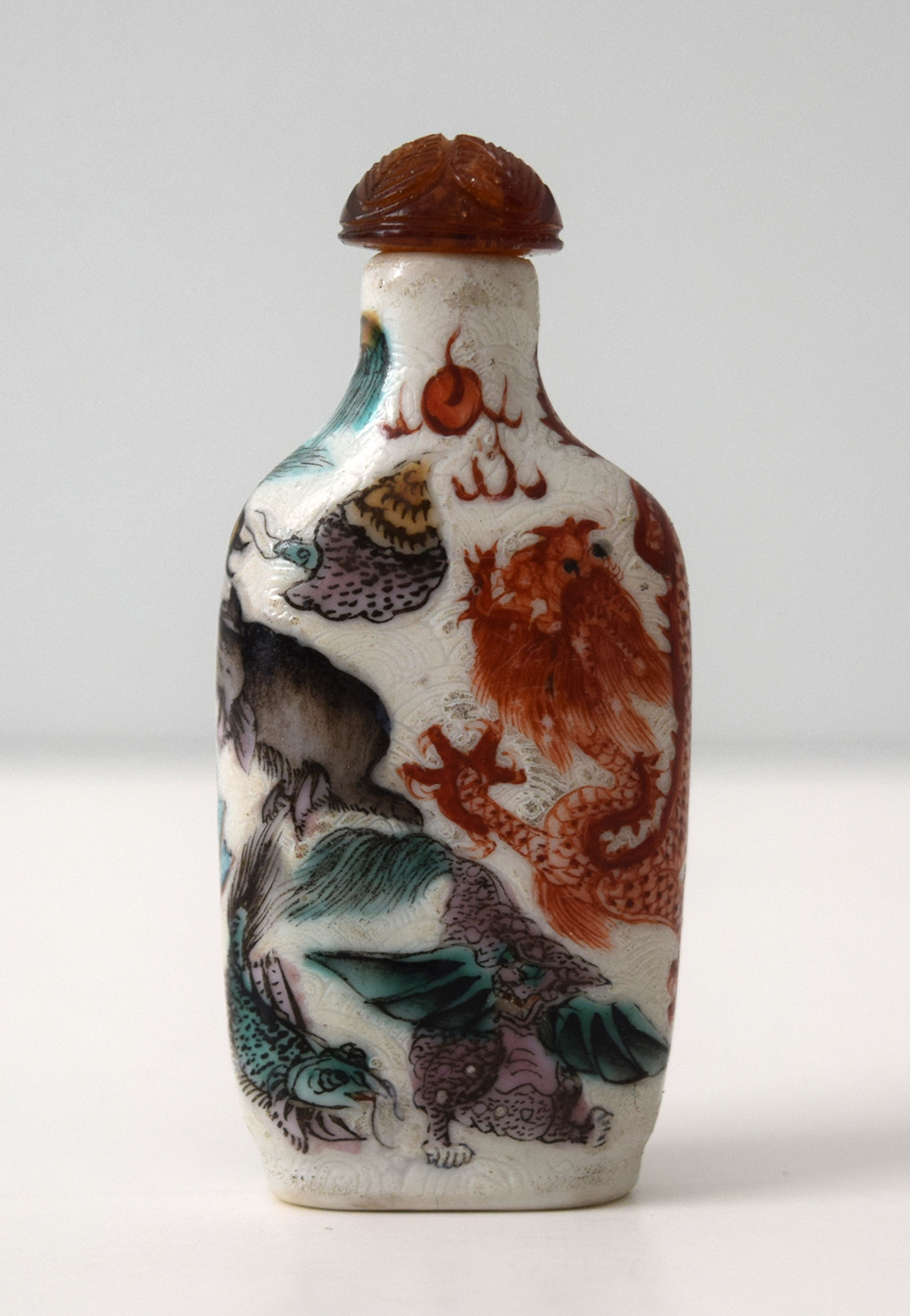 SGRAFFIATO WITH POLYCHROME BEASTS PORCELAIN SNUFF BOTTLE