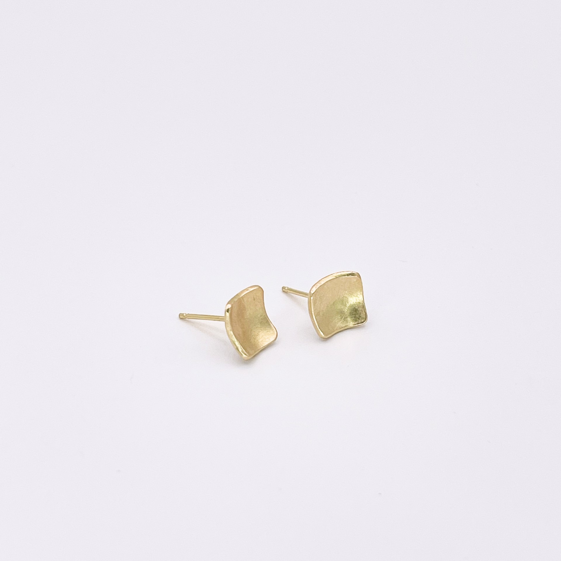 LHE06- concave square posts 18k gold by Leandra Hill