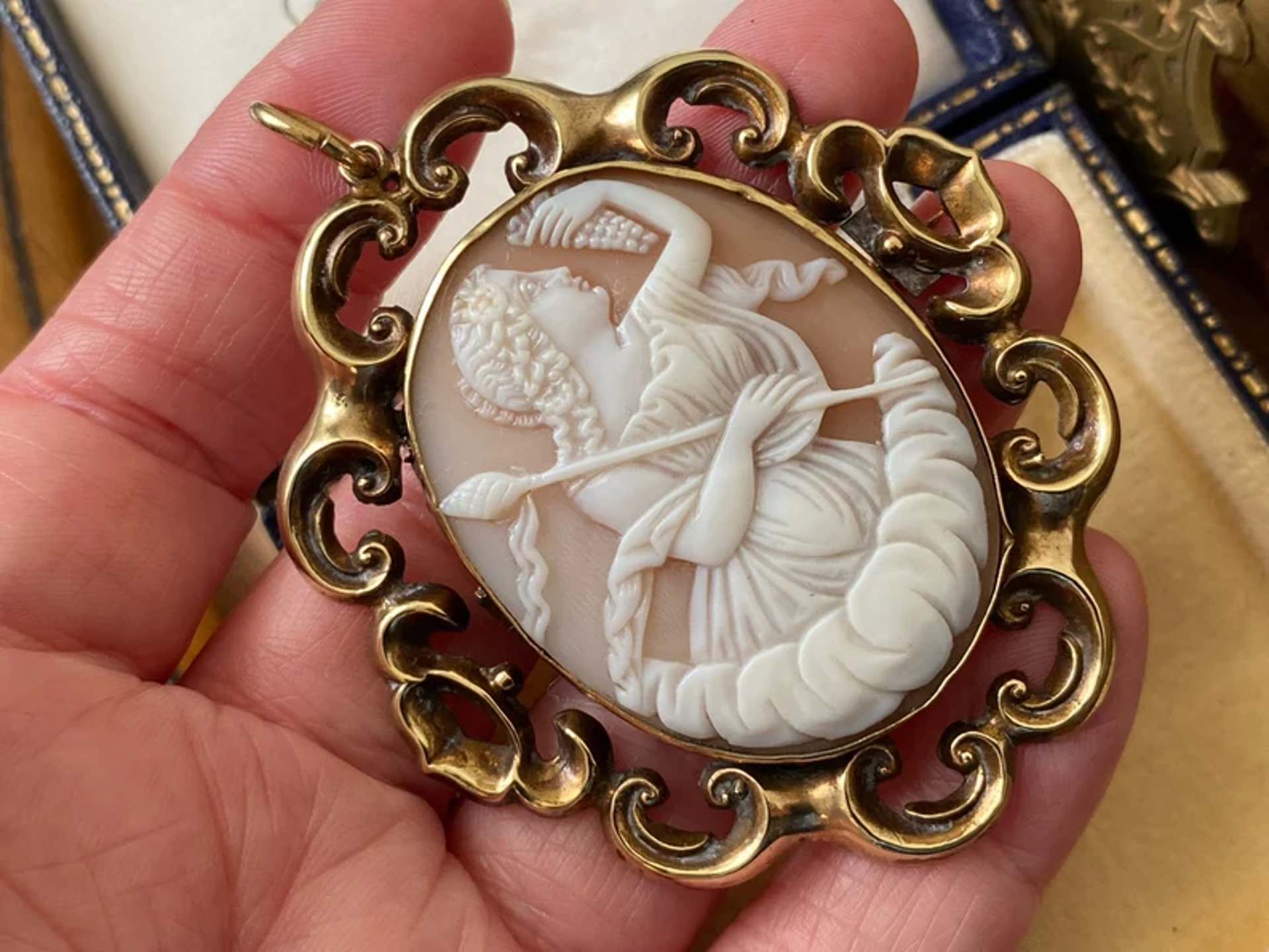 Antique Victorian /Edwardian Italian carved shell cameo roman Goddess Bacchante brooch/pin/pendant, signed by Cameo