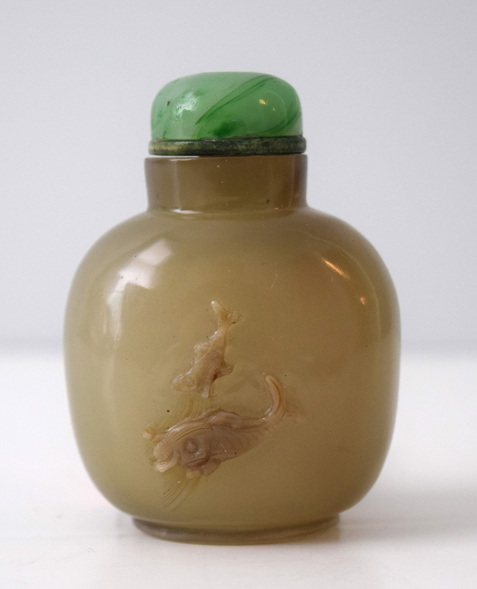 IMITATION CHALCEDONY WITH FISH GLASS SNUFF BOTTLE