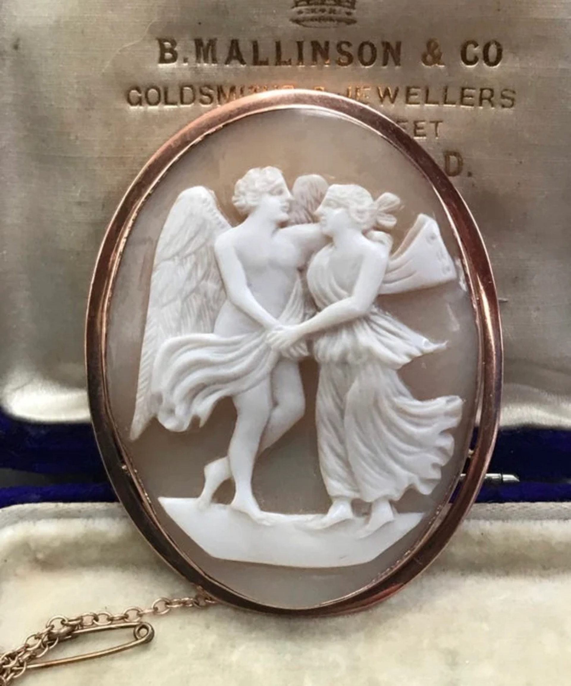 9ct gold psyche & Eros (cupid), expert carved shell cameo sweetheart brooch/pin, signed by Cameo