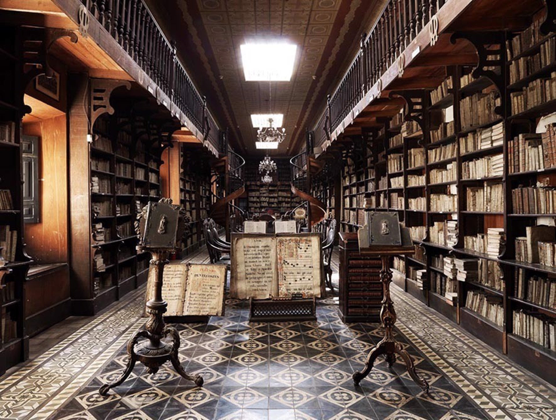 Biblioteca S. Francisco, Lima, Perù by Massimo Listri