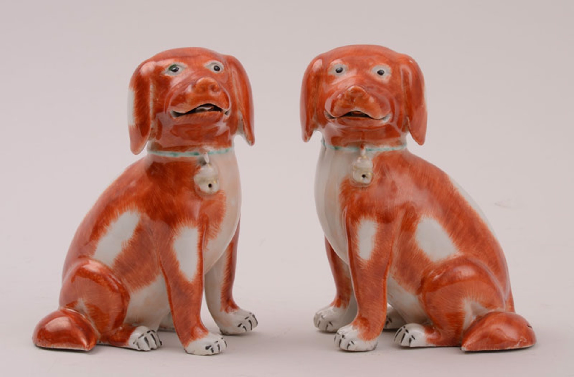PAIR OF CHINESE EXPORT PORCELAIN FIGURES OF SEATED PUPS