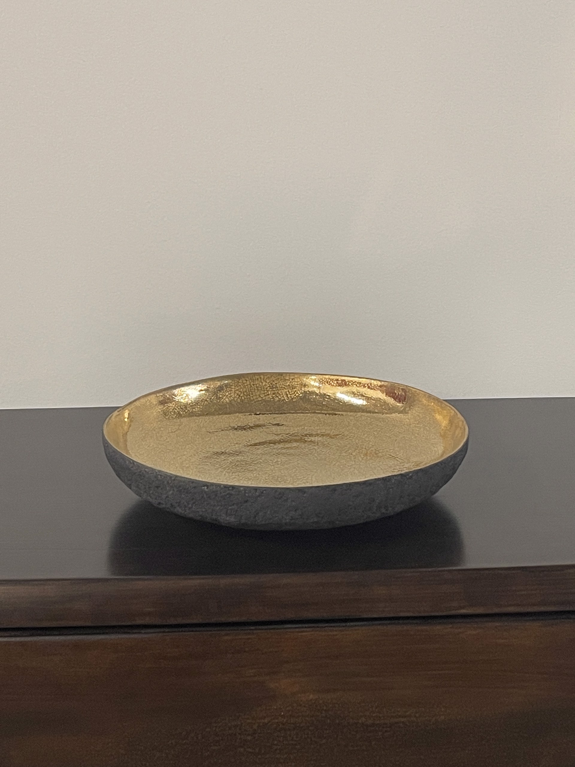 Round vessel with 22k Gold by Cristina Salusti