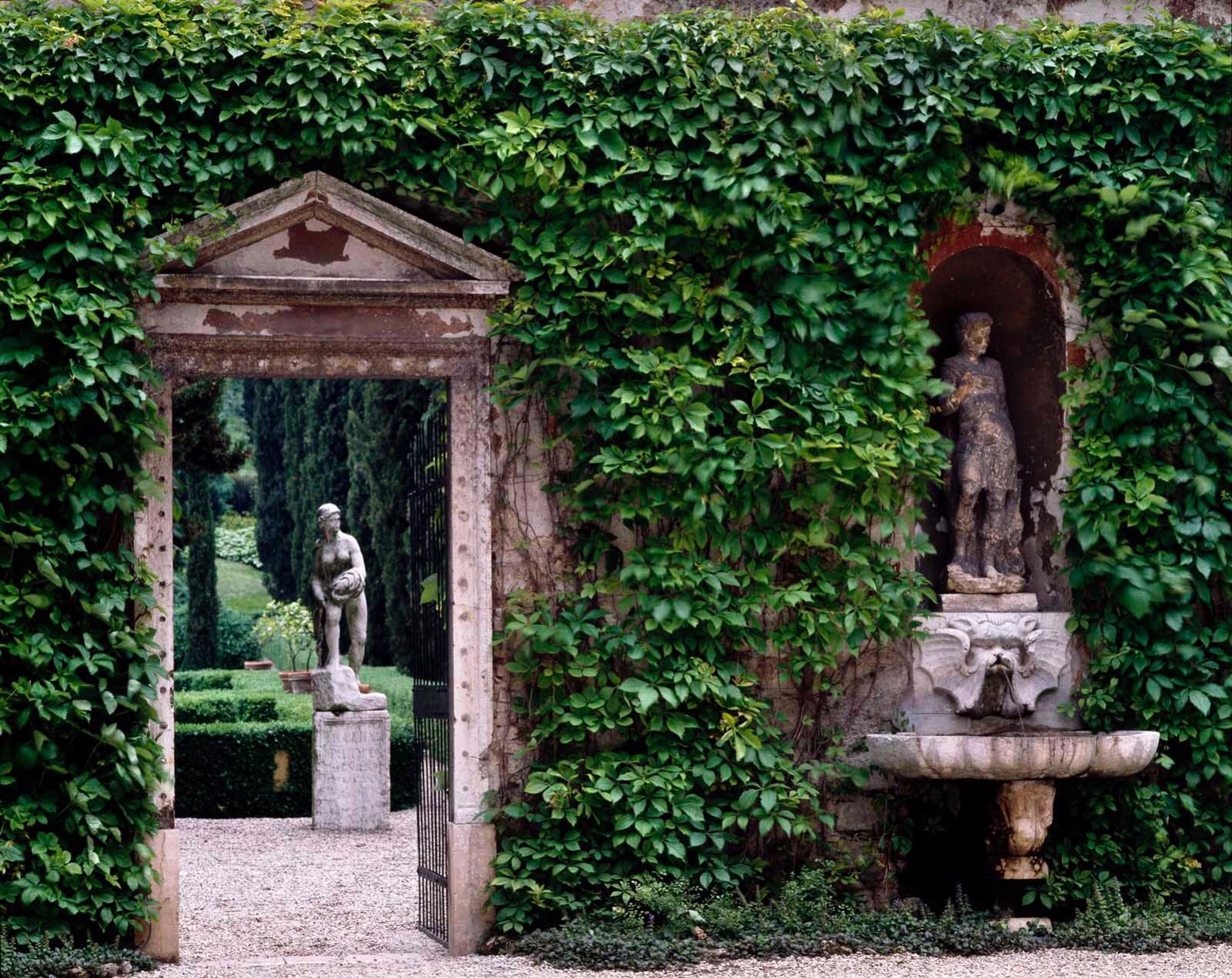 Giardino Giusti del Giardino a Verona by Massimo Listri