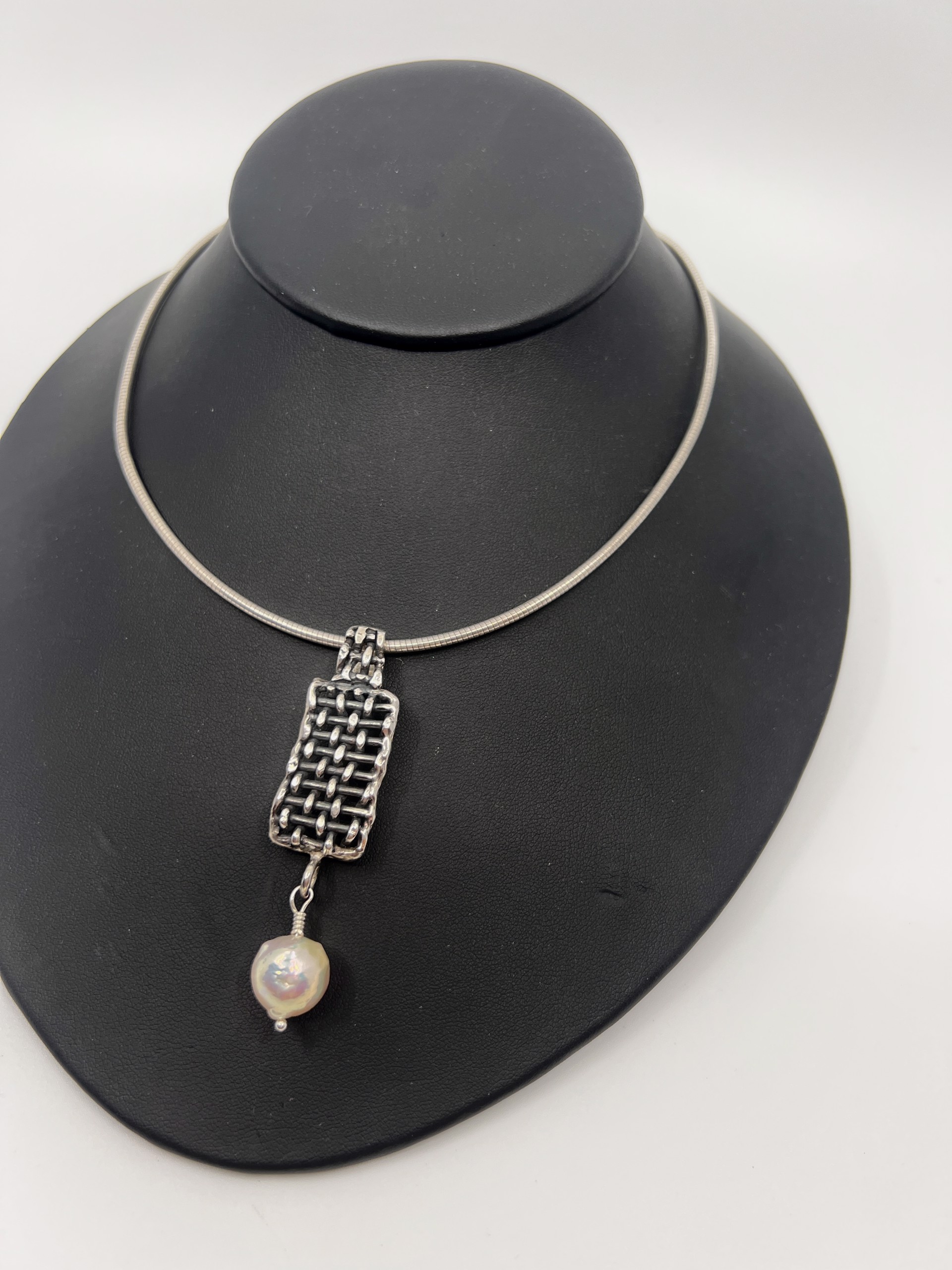 9603 Silver Woven Pendant with Kasomi Pearl and Box Chain by Beth Benowich