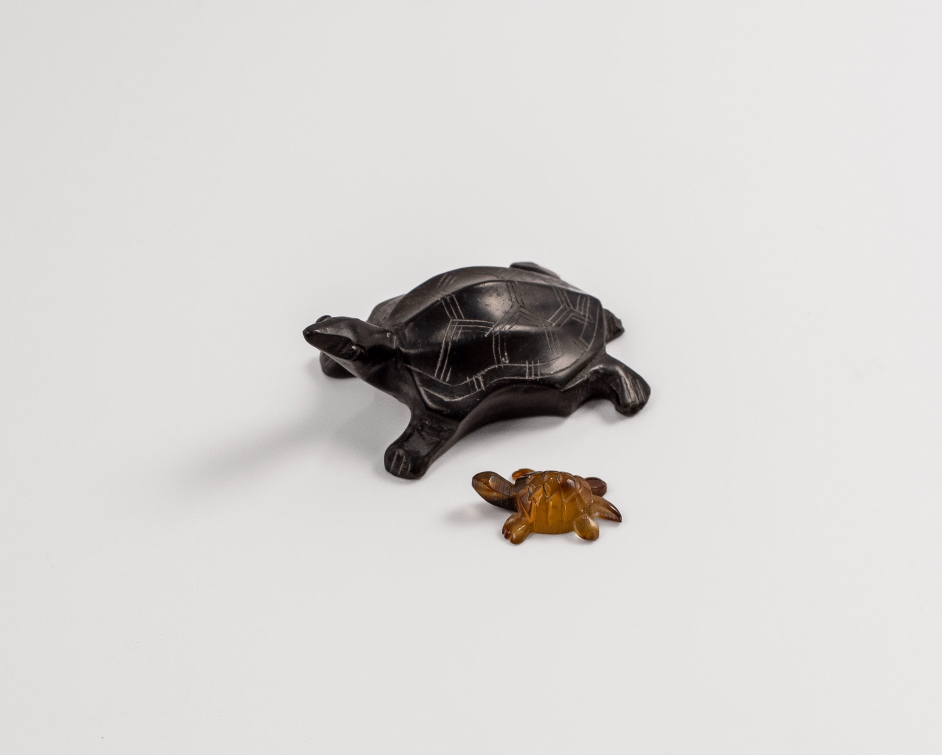 Vintage large and small tortoise decorations by Kimono Accessories