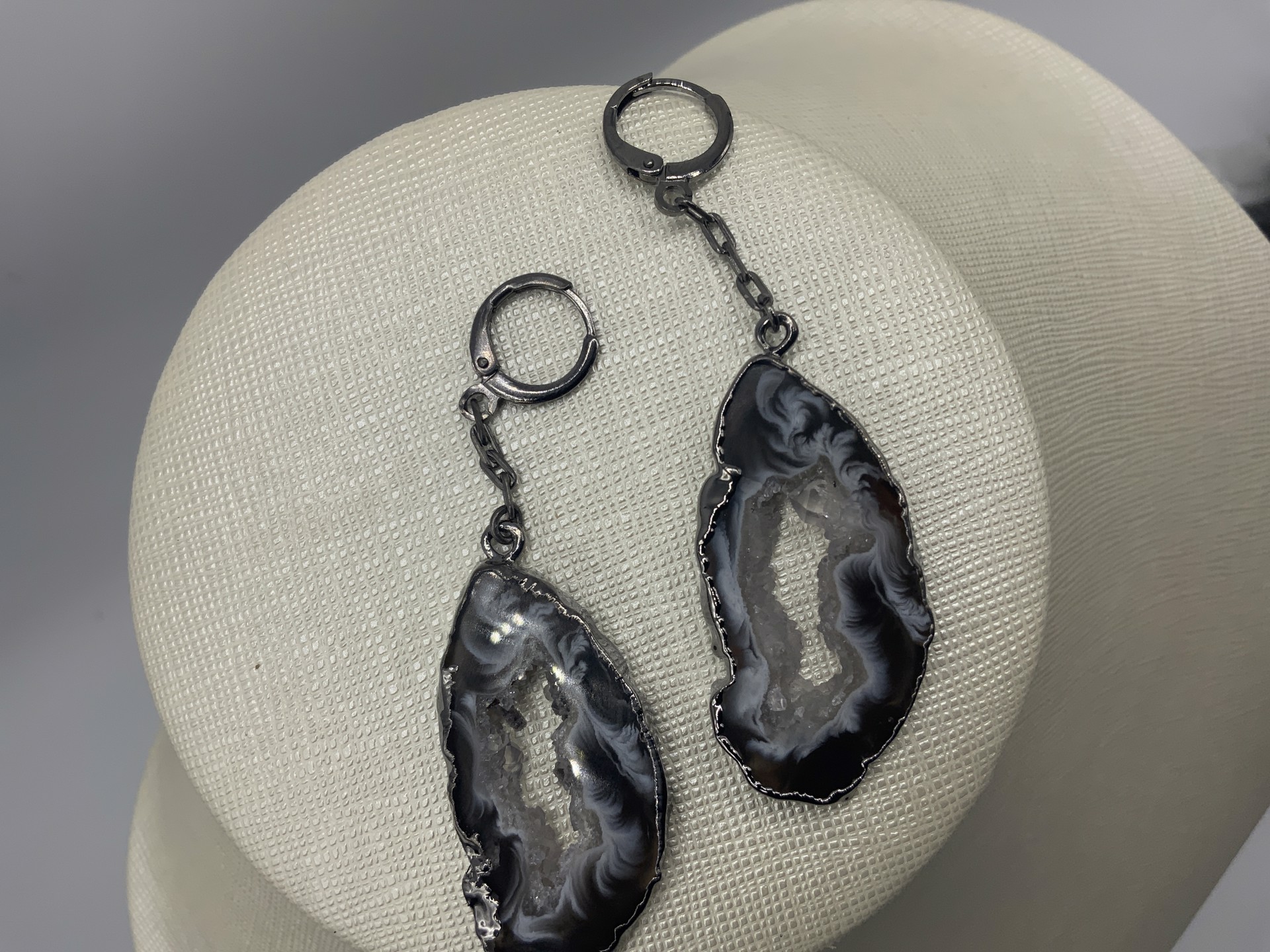 Single chain drop small hoops in Agate by M&Co.