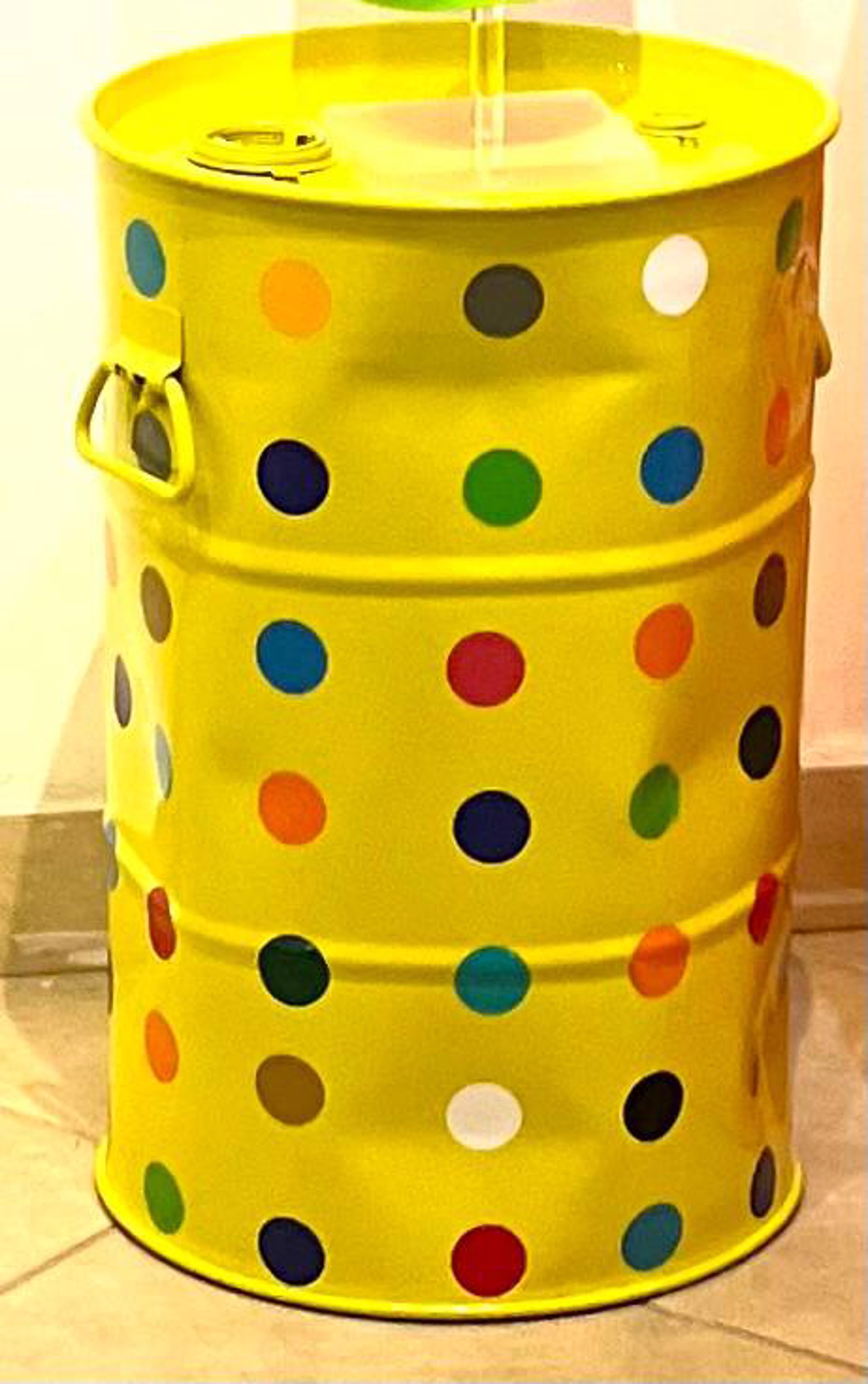 mondrian-polkadots-med-barrell-yellow-by-brand-logo-barrels-by-efi