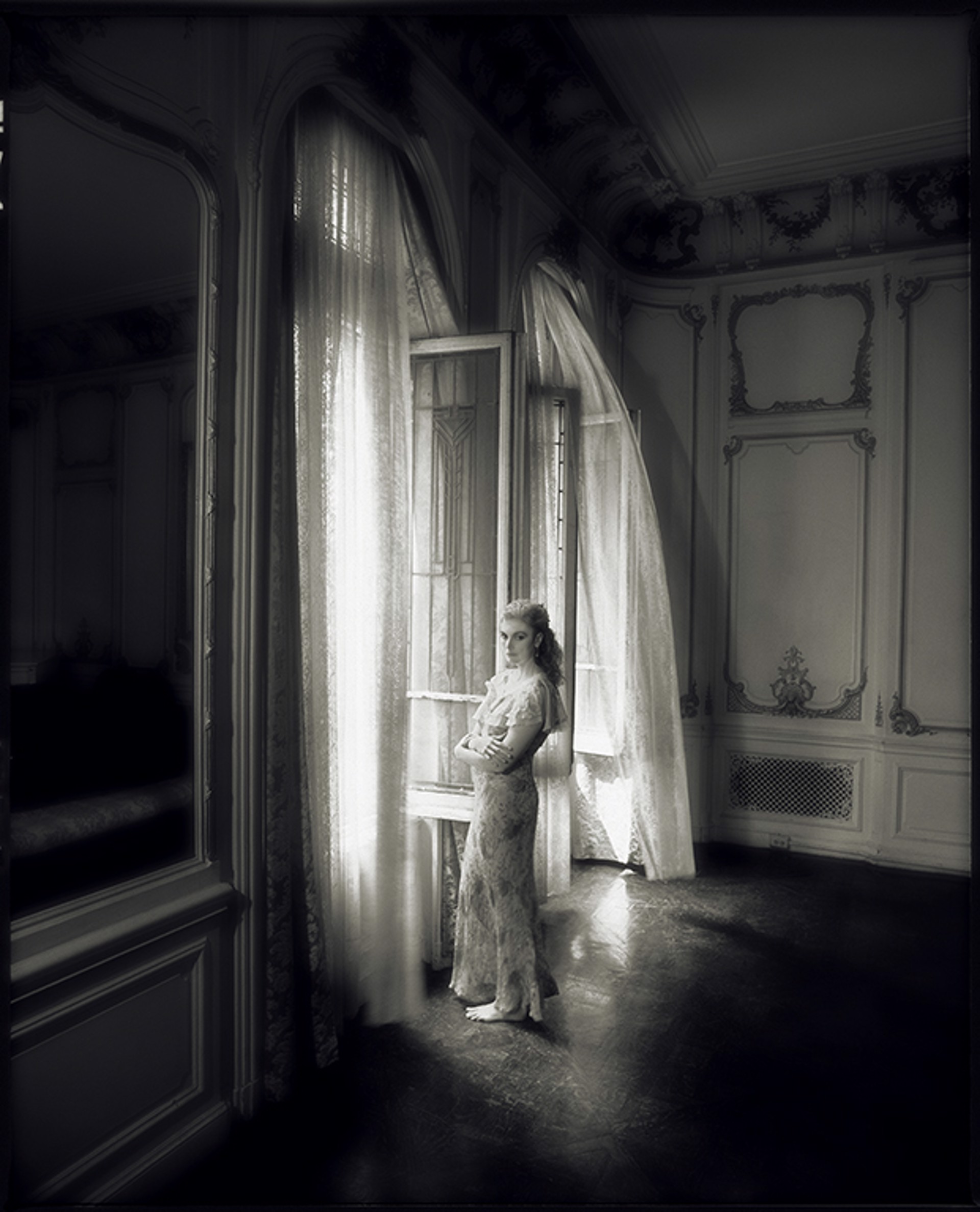 93067 Emmylou Harris Window BW by Timothy White