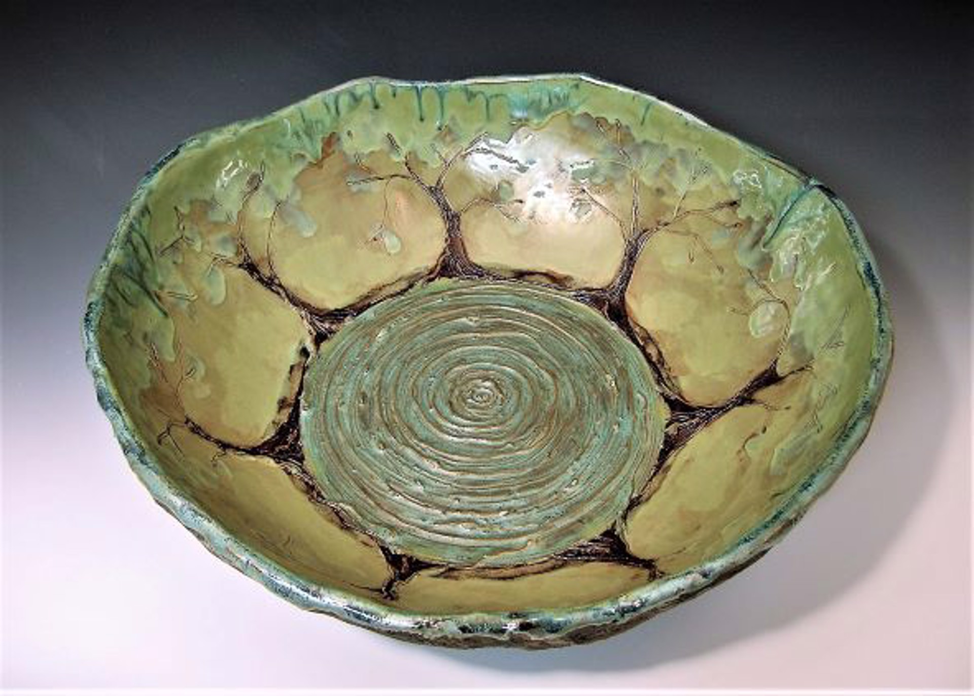 190082 - Deep bowl w/carving by Cynthia Linnabary