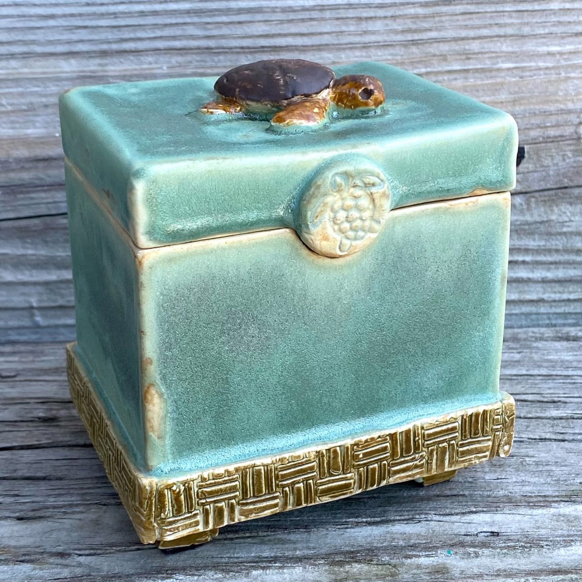 BB227 Turtle Box by Barbara Bergwerf, Ceramics Dare/Sandpiper Gallery