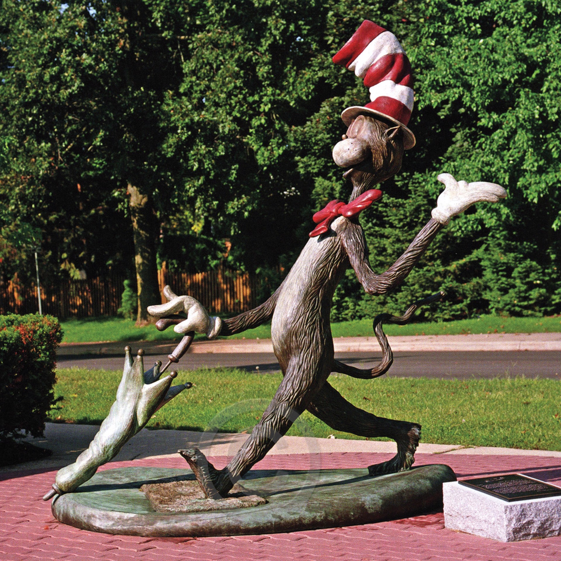 The Cat In The Hat (Monumental) by Dr. Seuss