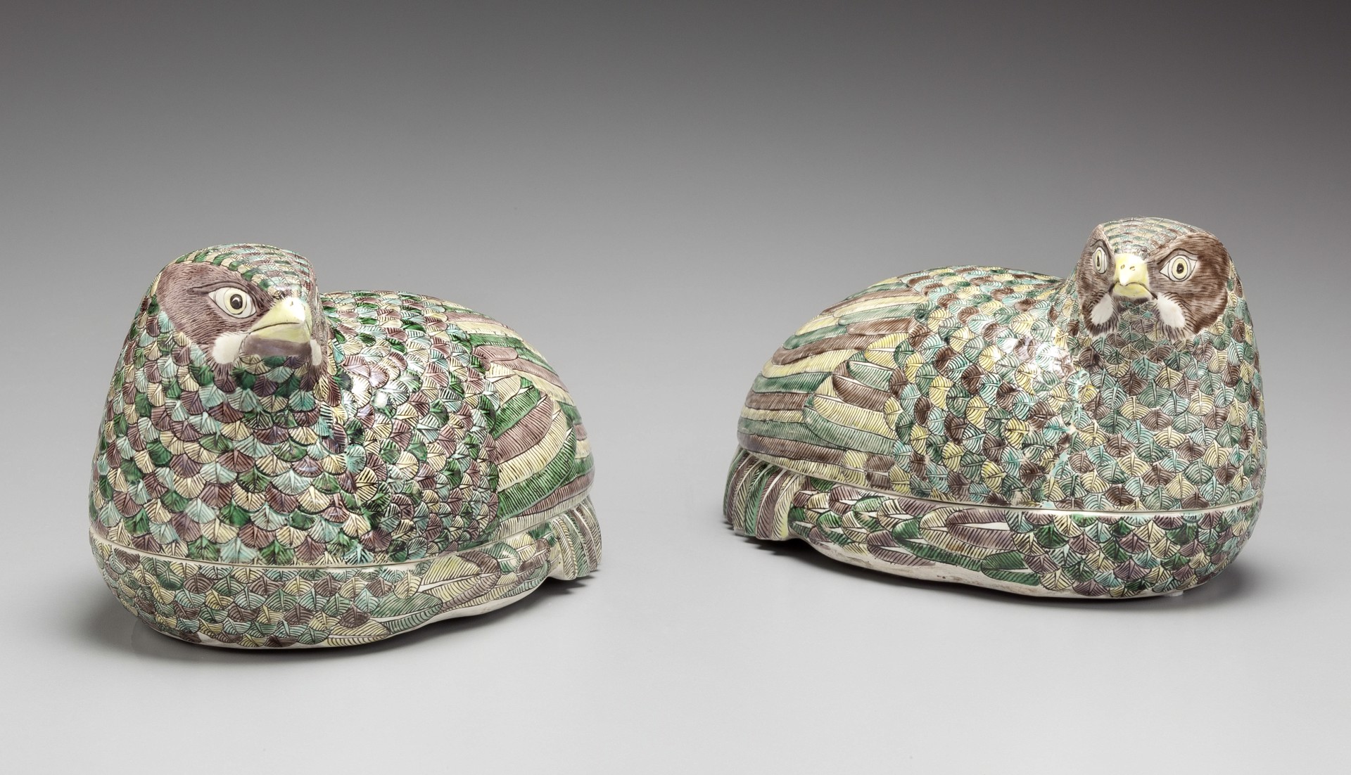 PAIR OF FAMILLE VERTE QUAIL-FORM TUREENS AND COVERS
