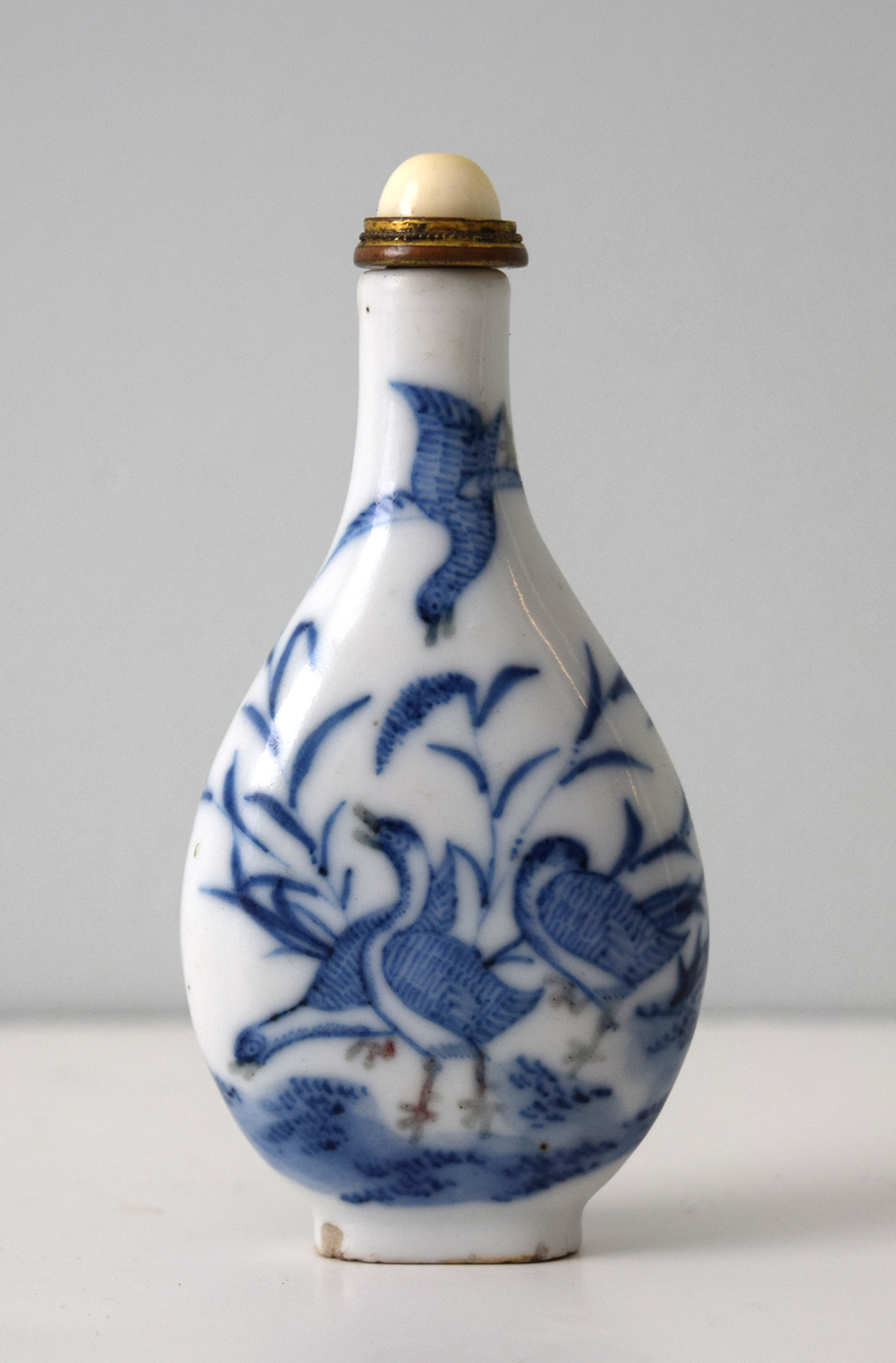 BLUE AND WHITE PORCELAIN SNUFF BOTTLE WITH GEESE