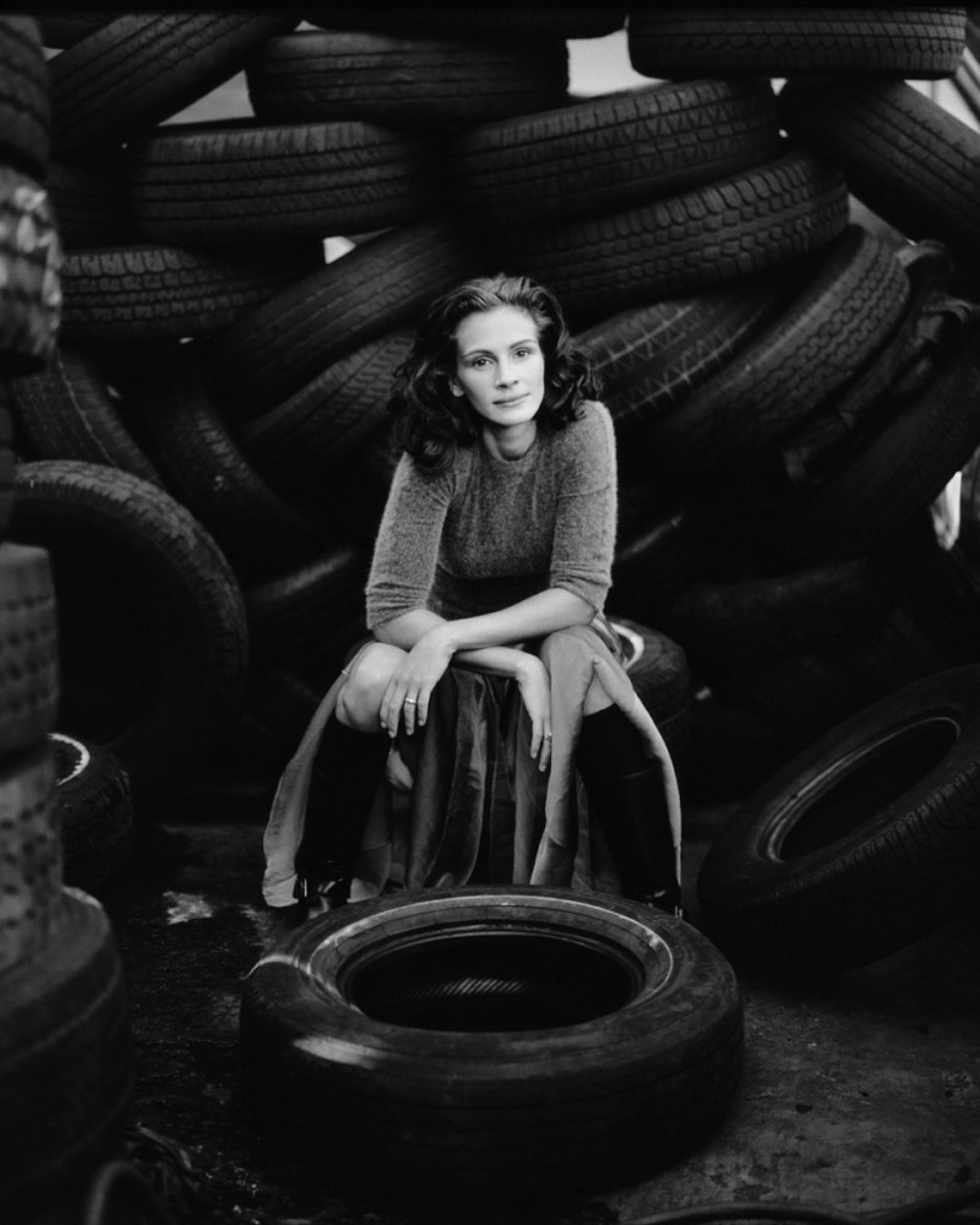 98073 Julia Roberts Tires BW by Timothy White