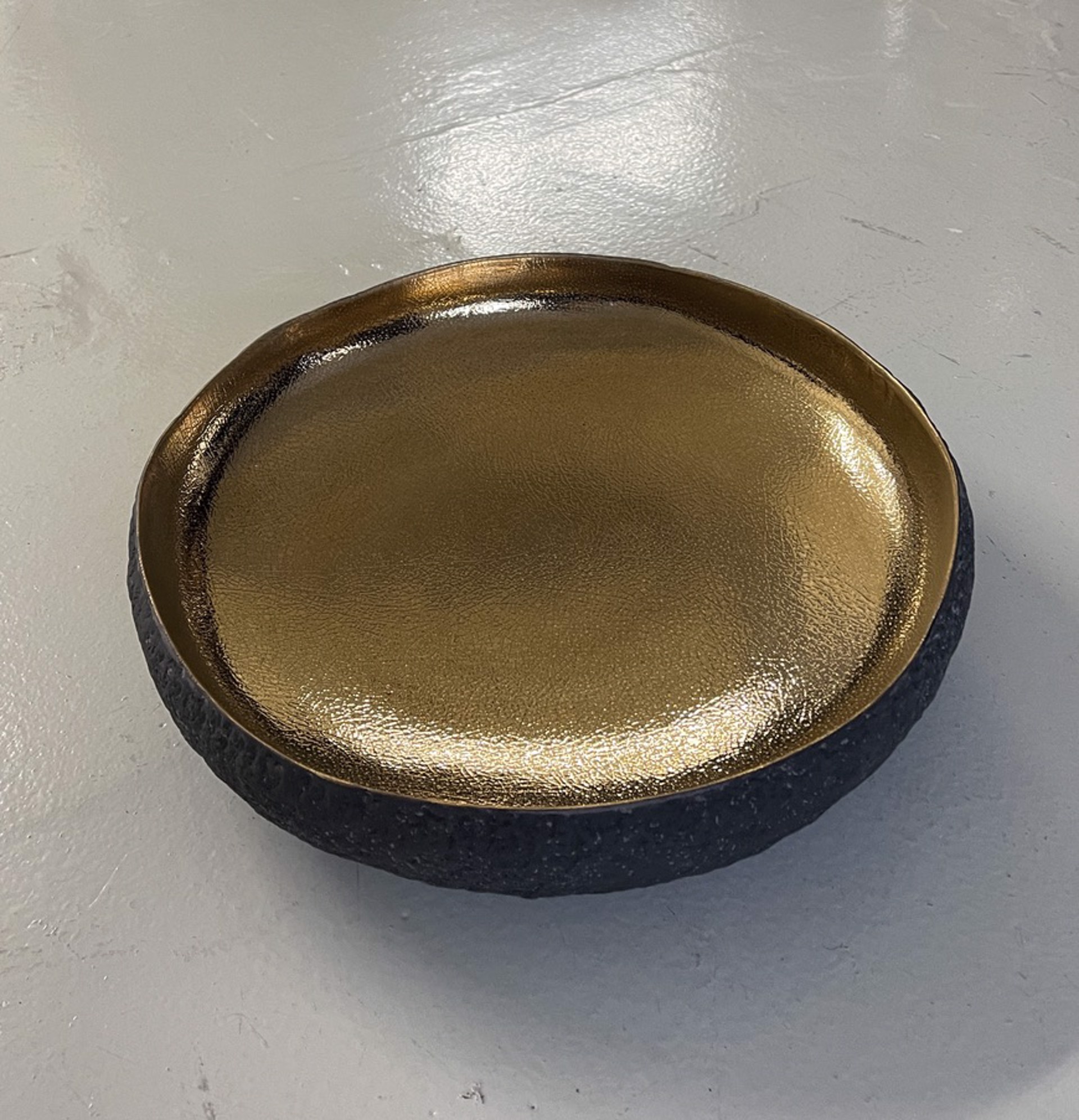 Round bowl with old gold by Cristina Salusti
