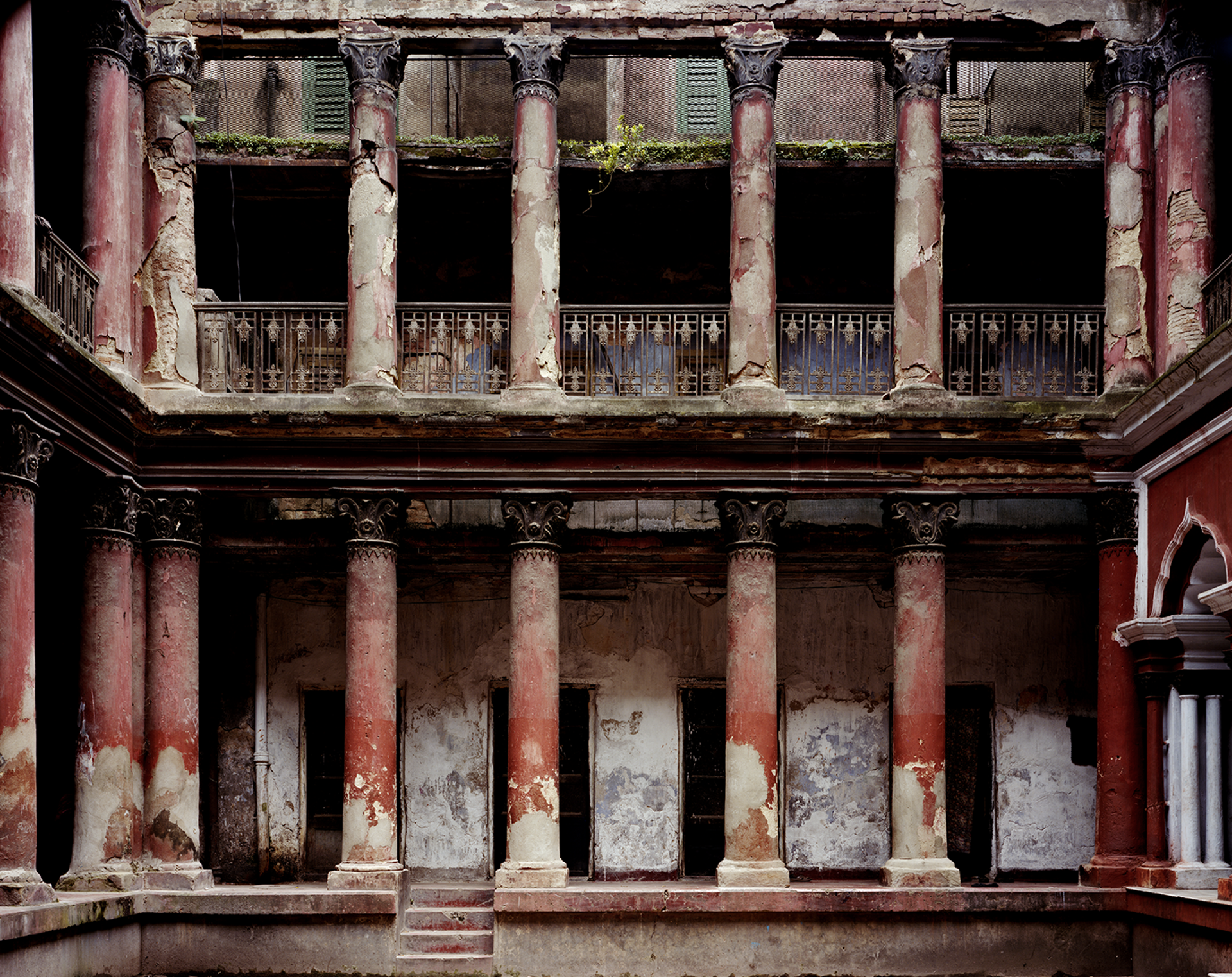 Courtyard, Mitra House, North Kolkata  AP by Laura McPhee
