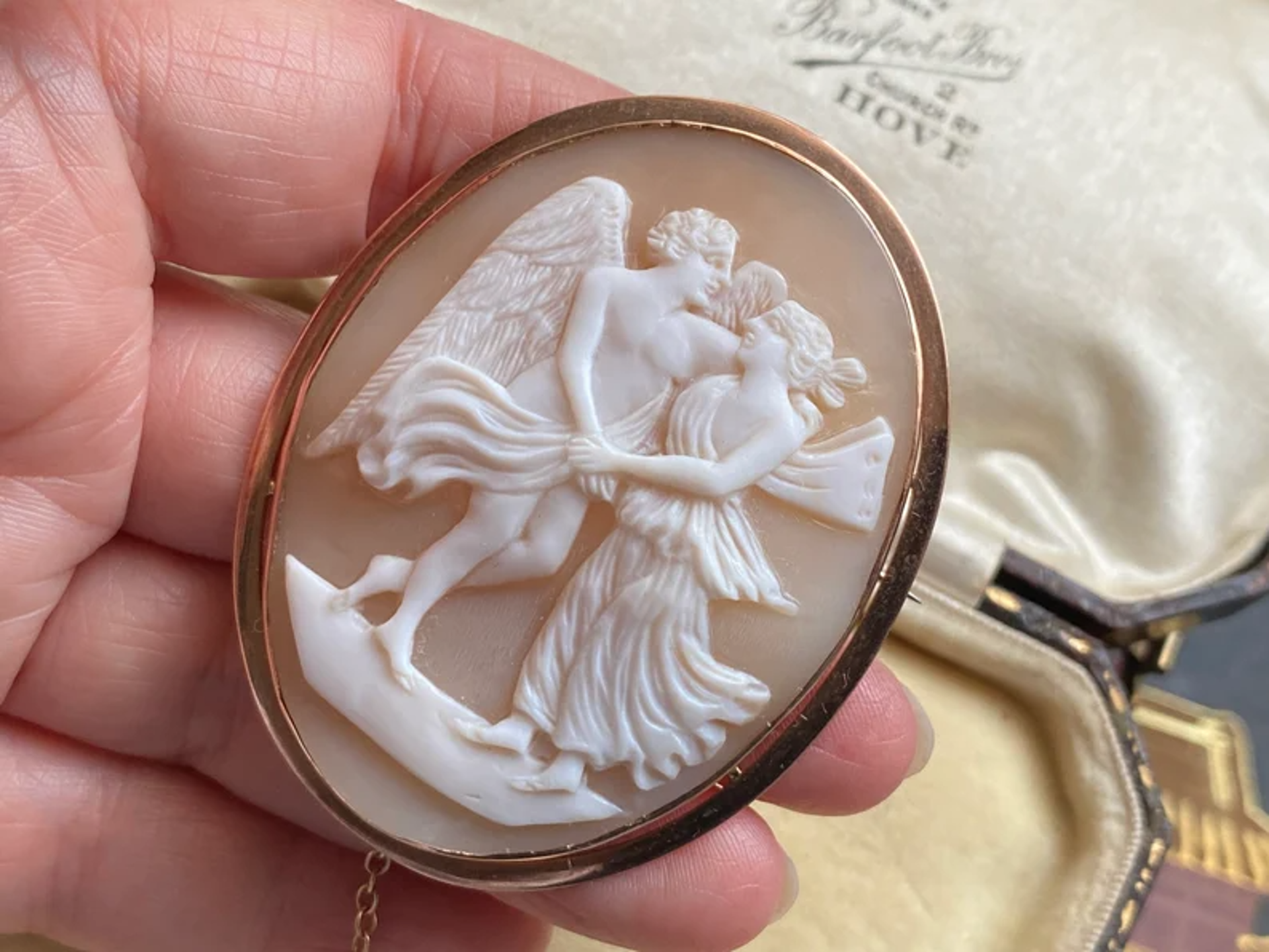 9ct gold psyche & Eros (cupid), expert carved shell cameo sweetheart brooch/pin, signed by Cameo